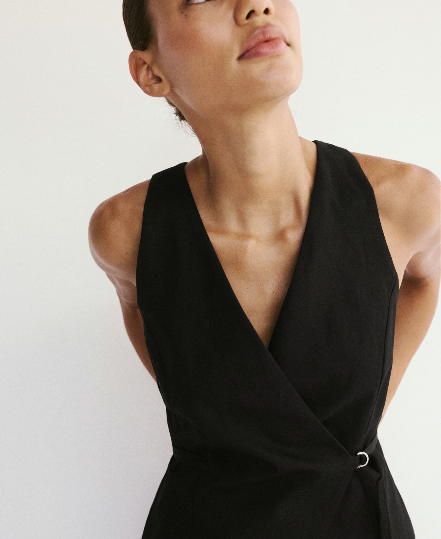 Женский комбинезон MANGO Linen-Blend Wrap Jumpsuit, цвет: Чёрный — фото 4