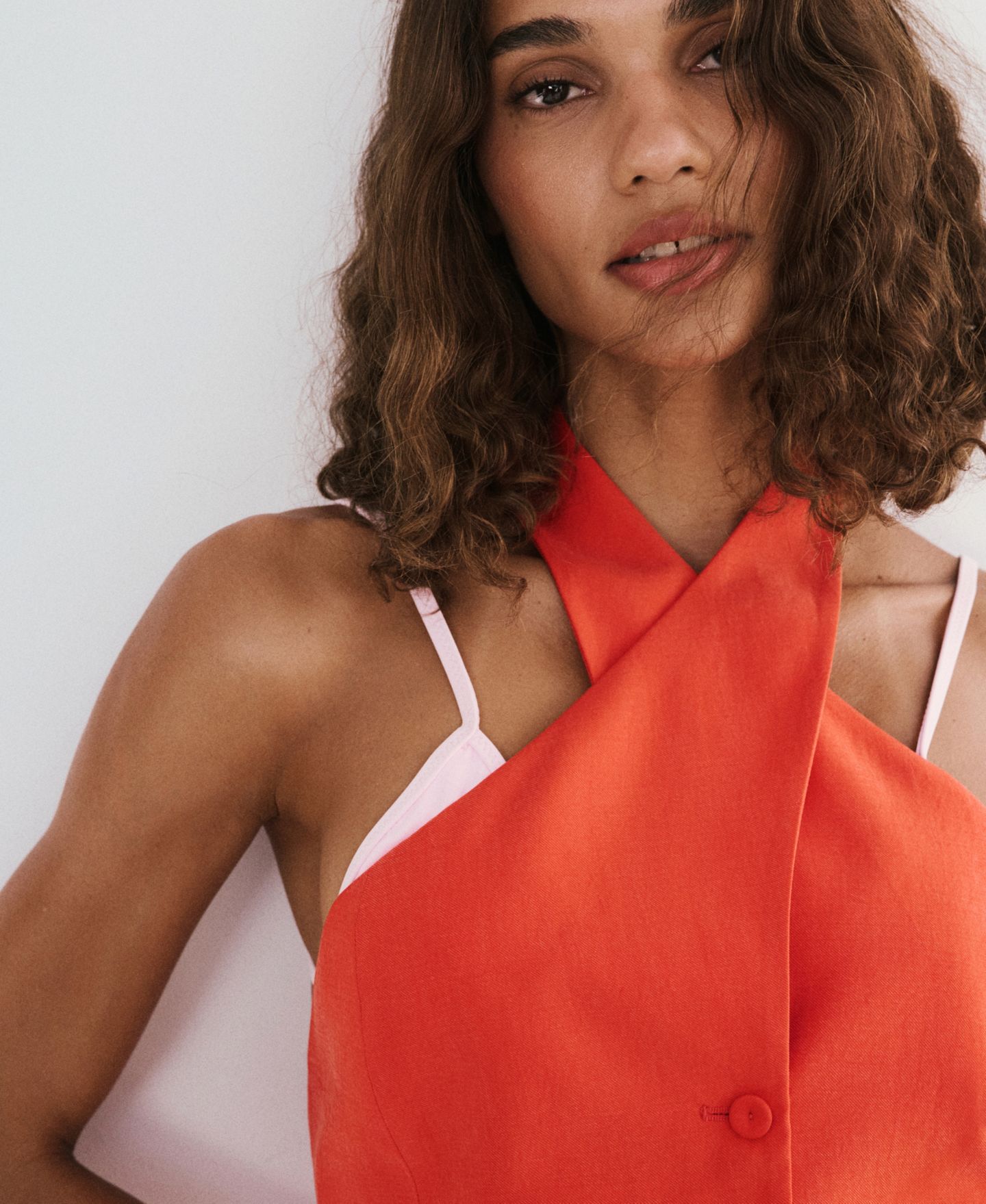 Женский жилет Mango Crossed Lyocell Vest, цвет: Clementine — фото 4