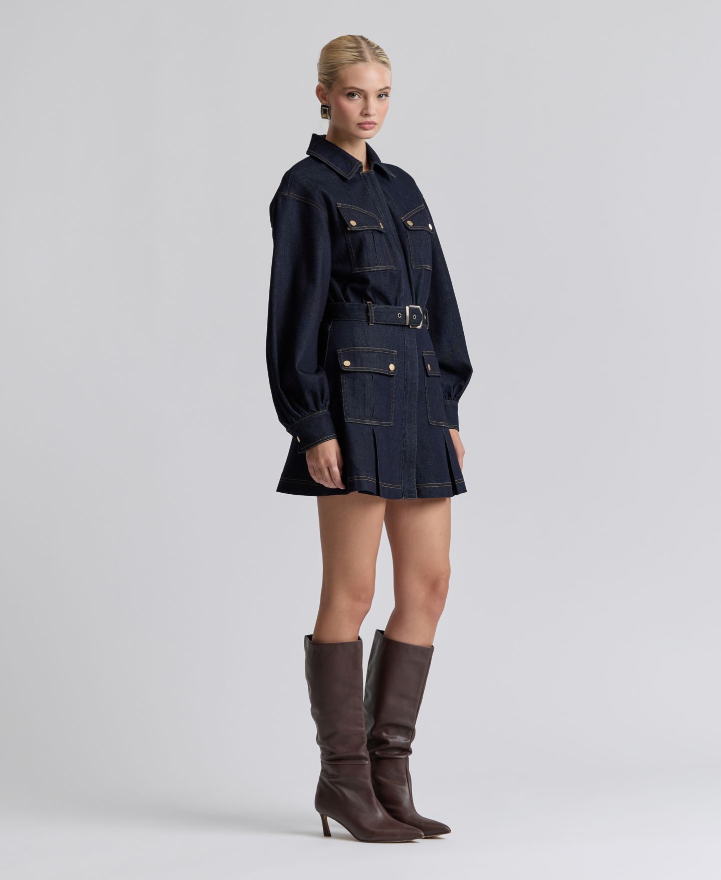 Женское платье Avec Les Filles Stretch Denim Belted Cargo Mini, цвет: Dark Rinse — фото 3