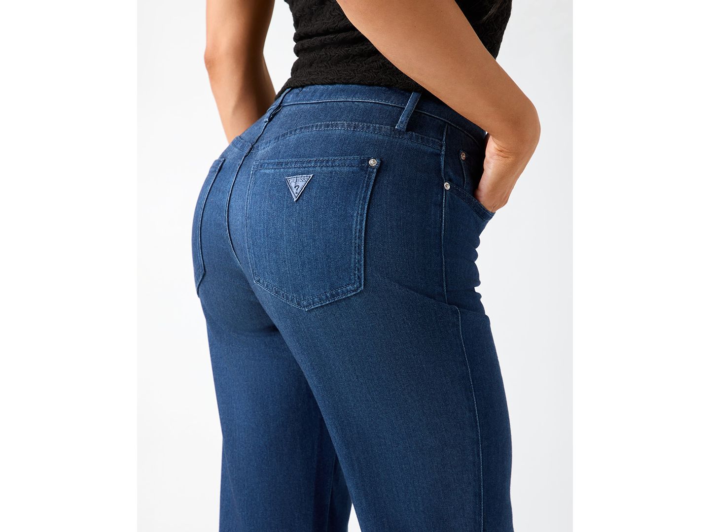 Женские джинсы GUESS Carter Mid-Rise Flare, цвет: Небесно-голубой — фото 4