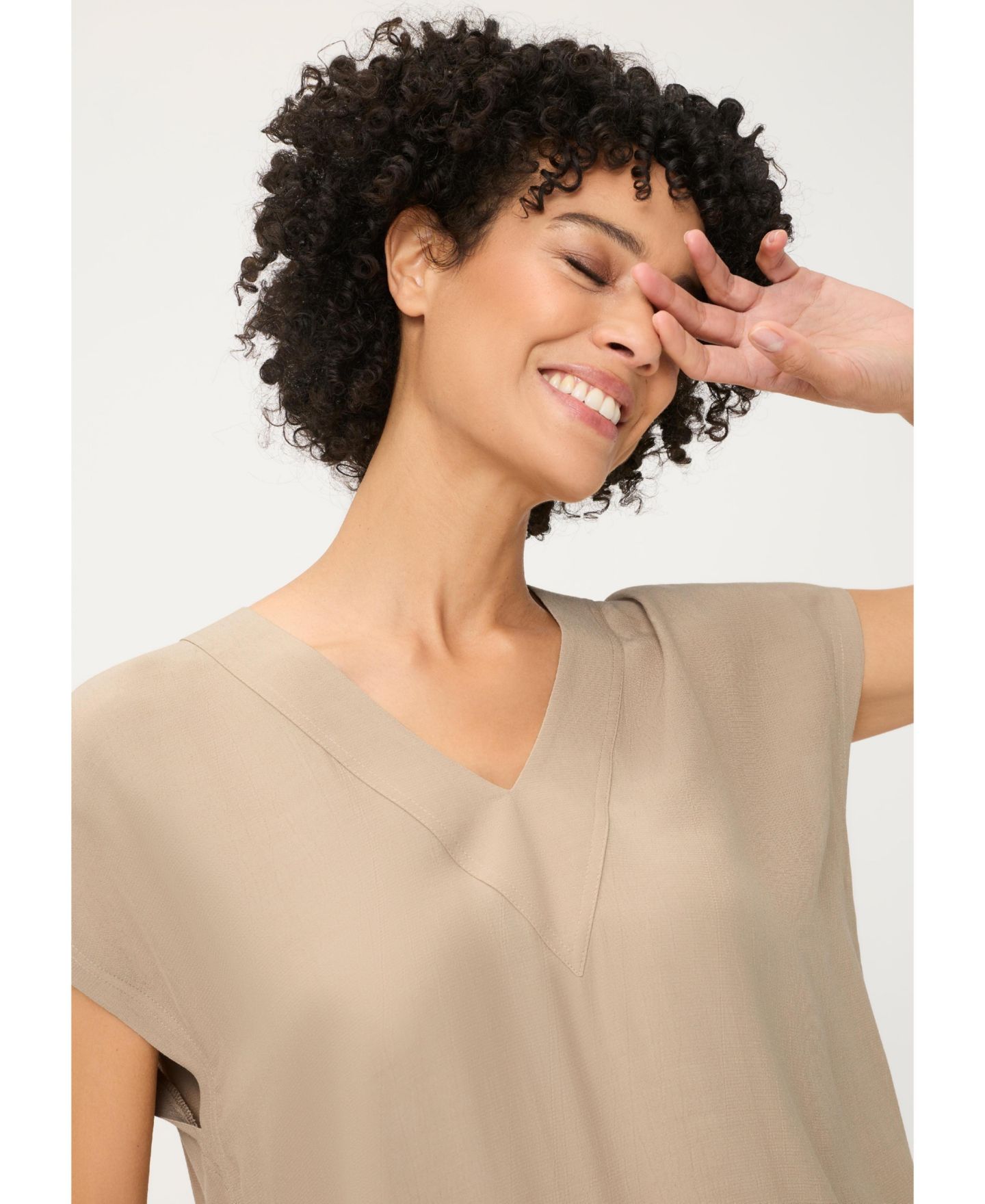 Женская блузка Olsen Solid V-Neck, цвет: Пустынный каменный — фото 5