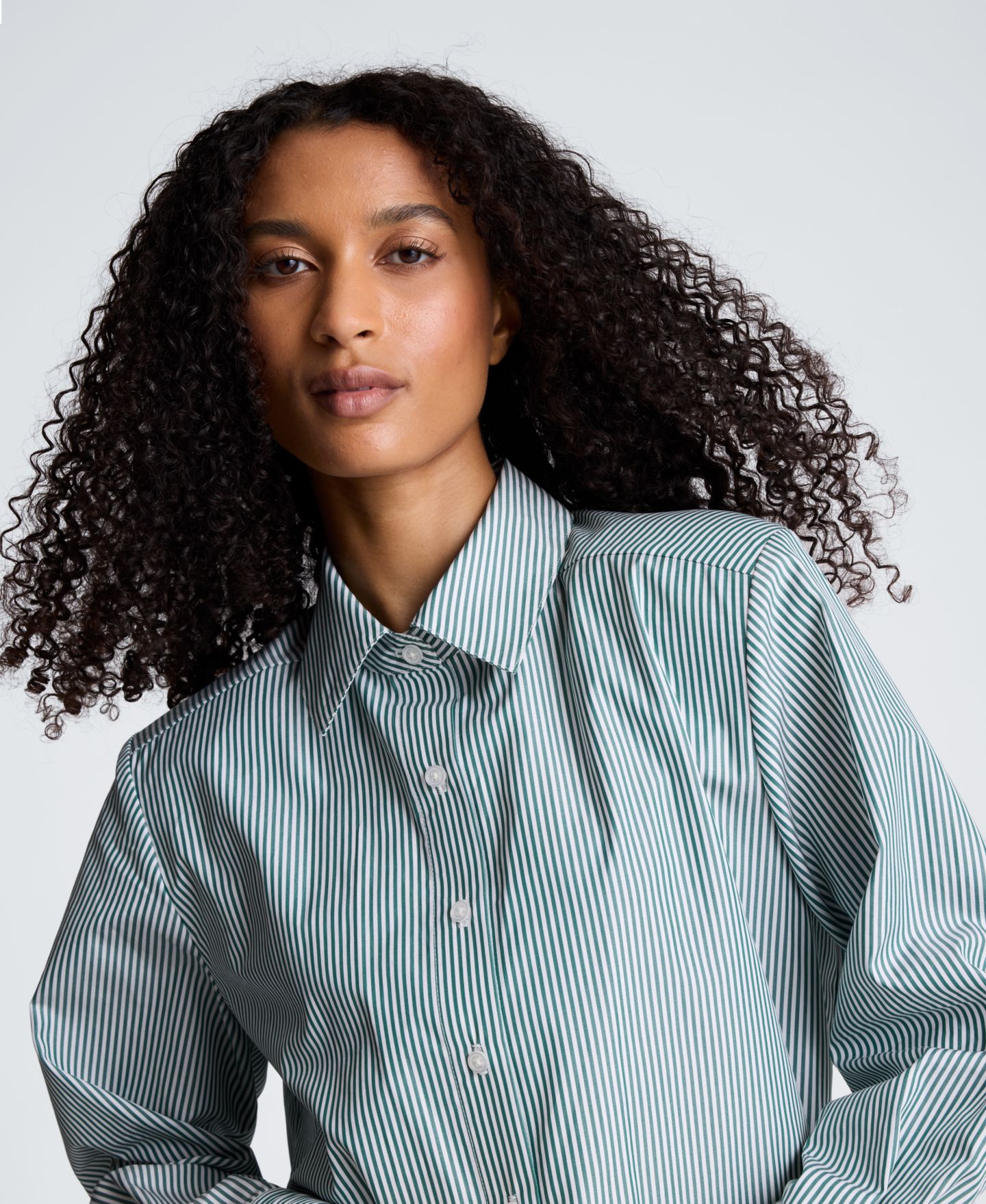 Женская рубашка Kenneth Cole Striped Shoulder Pads Button-Down Crop, цвет: Белый / Бирюзовый сумеречный — фото 6