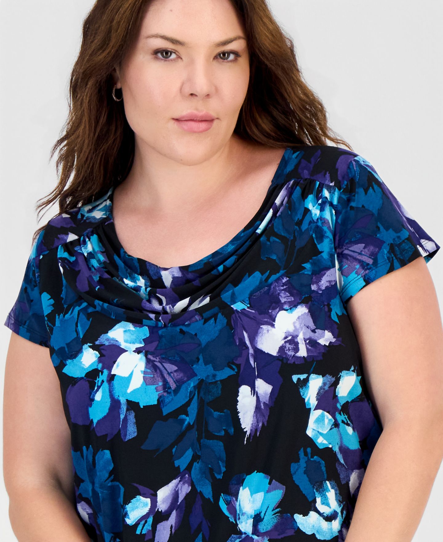 Женская блузка Kasper Plus Size Floral-Print Cowl-Neck Cap-Sleeve Blouse, цвет: Чёрный разноцветный — фото 4