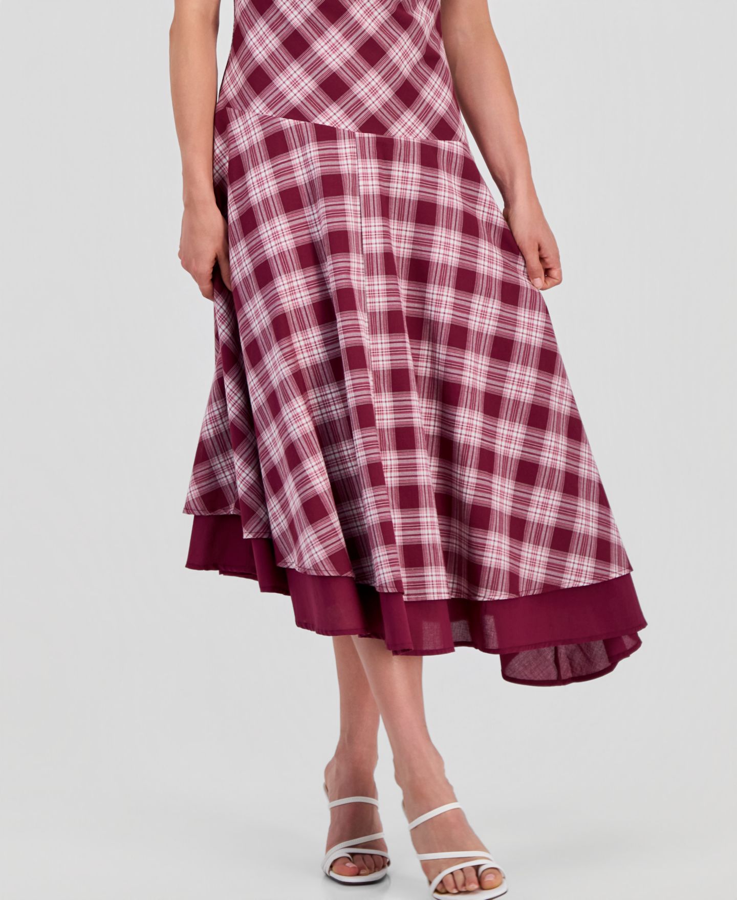 Женское платье And Now This Petite Plaid Asymmetrical Short-Sleeve Maxi, цвет: Винный клетчатый — фото 4
