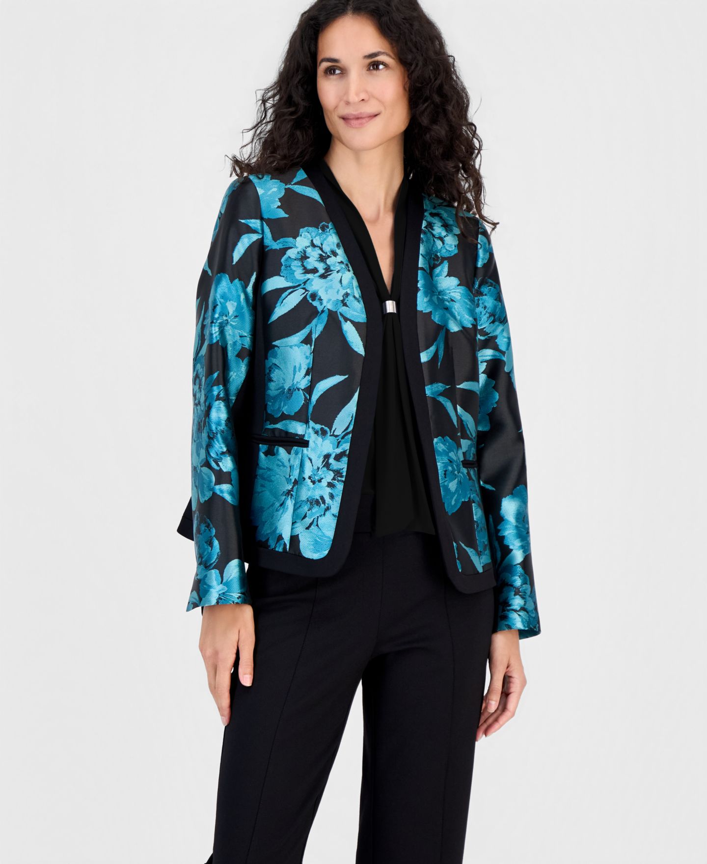 Женские комплекты Kasper Collarless Floral Jacquard Jacket, Tie-Neck Sleeveless Blouse & Audrey Straight-Leg Trousers, цвет: Чёрный — фото 2
