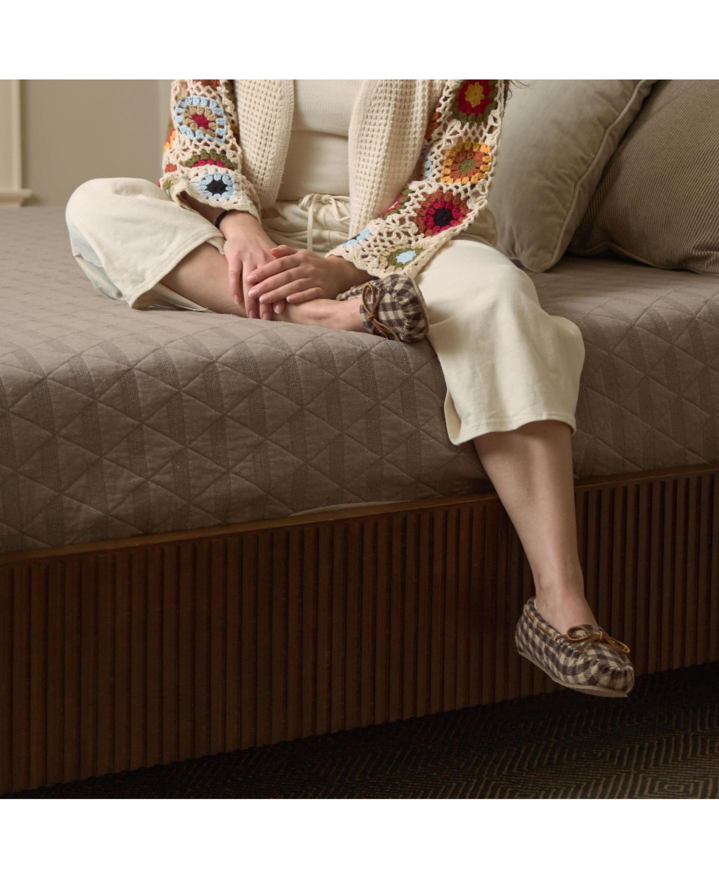 Женские тапочки Minnetonka Cally Patterned Slippers, цвет: Коричневый в мелкую клетку — фото 3