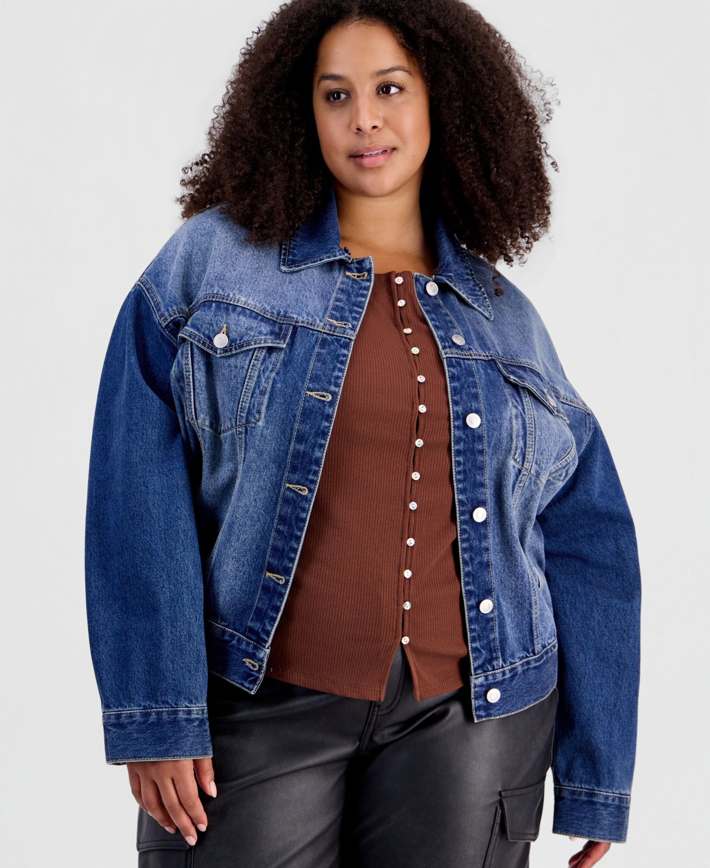 Женская куртка And Now This Plus Size Removable Faux-Fur Collar Denim Cropped Jacket, цвет: Средняя варка — фото 3