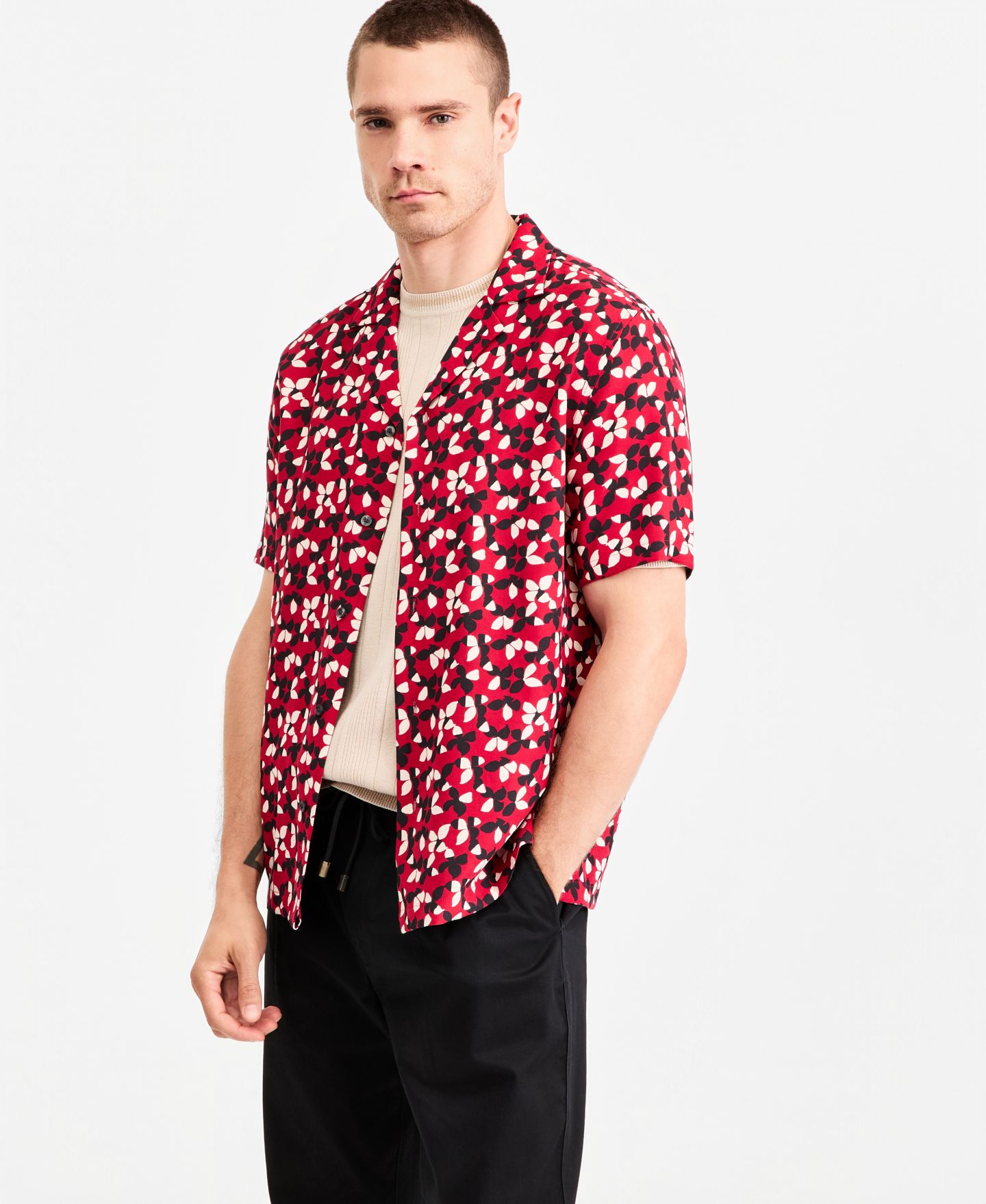 Мужские комплекты Ted by Ted Baker Warwick Floral Short Sleeve Camp Shirt, Grosvenor Short-Sleeve Crewneck Sweater & Hampstead Modern-Fit Chino Solid Pants, цвет: Бежевый — фото 2
