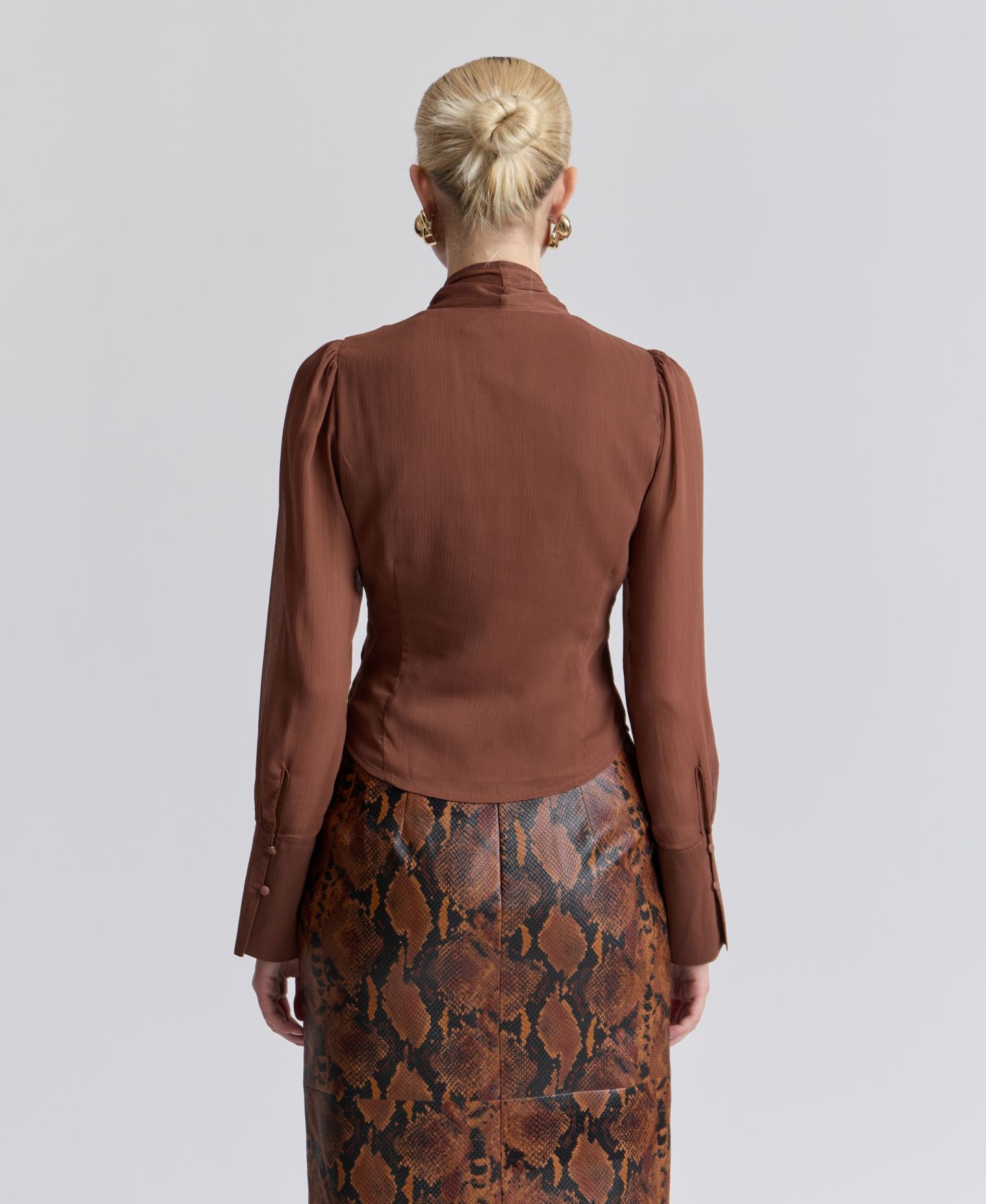 Женский топ Avec Les Filles Long Puff-Sleeve Scarf Neck Top, цвет: Коричневый — фото 5