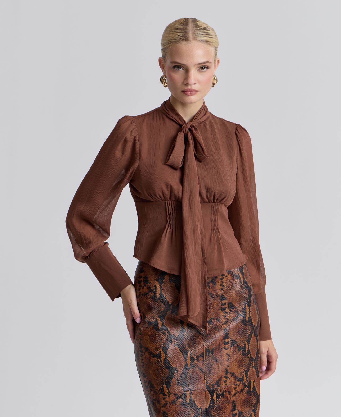 Женский топ Avec Les Filles Long Puff-Sleeve Scarf Neck Top, цвет: Коричневый — фото 2