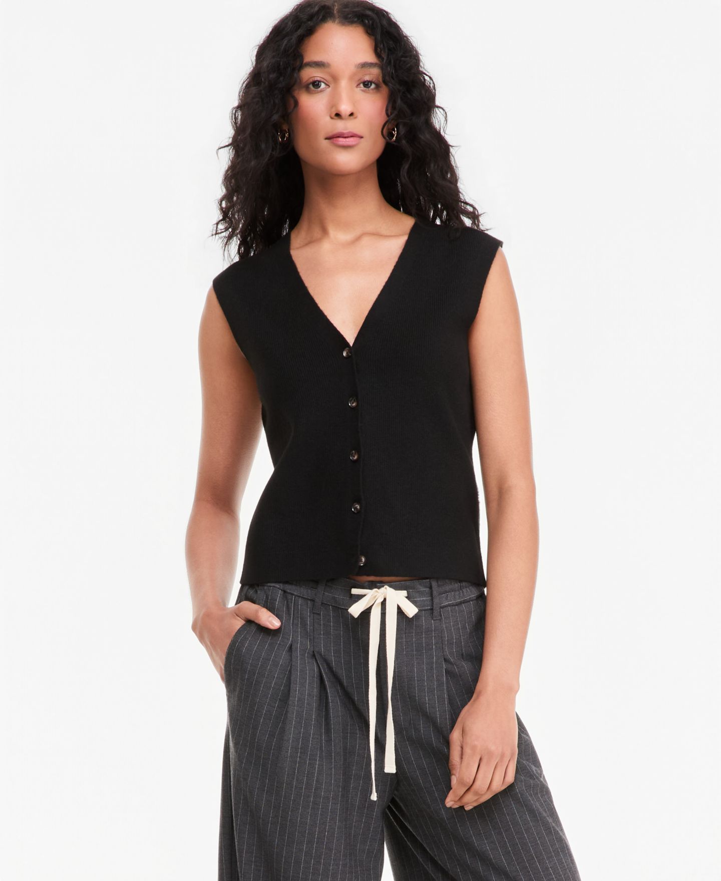 Женский жилет On 34th V-Neck Button-Front Sweater Vest, цвет: Глубокий чёрный — фото 1