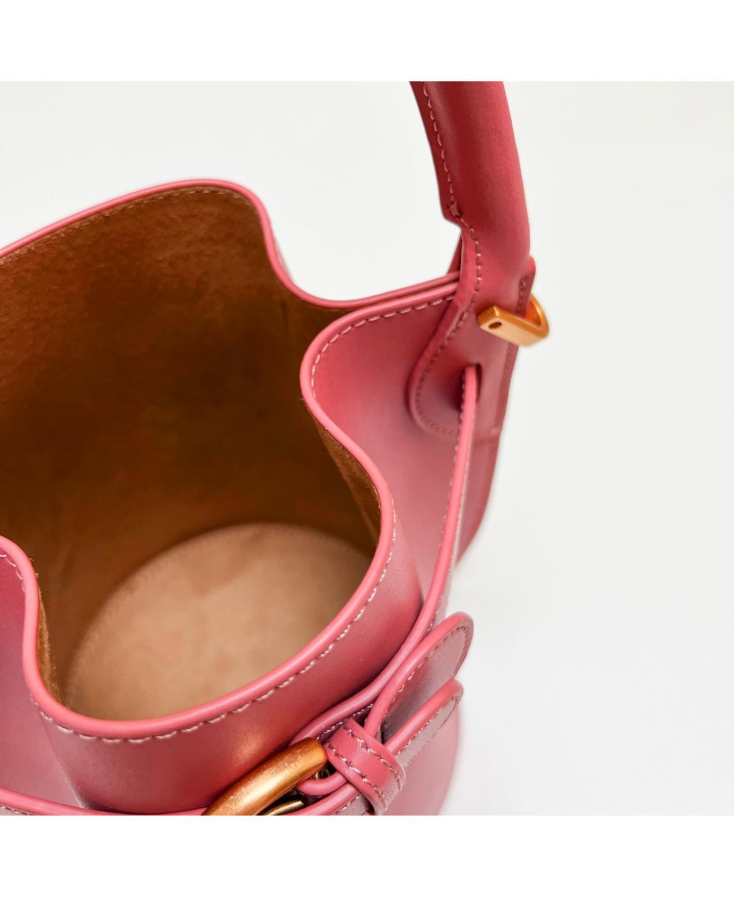 Женская сумка SUSU Blair Leather Small Bucket Bag Crossbody Purse with Belt Drawstring, цвет: Пыльный розовый / Розовый — фото 7