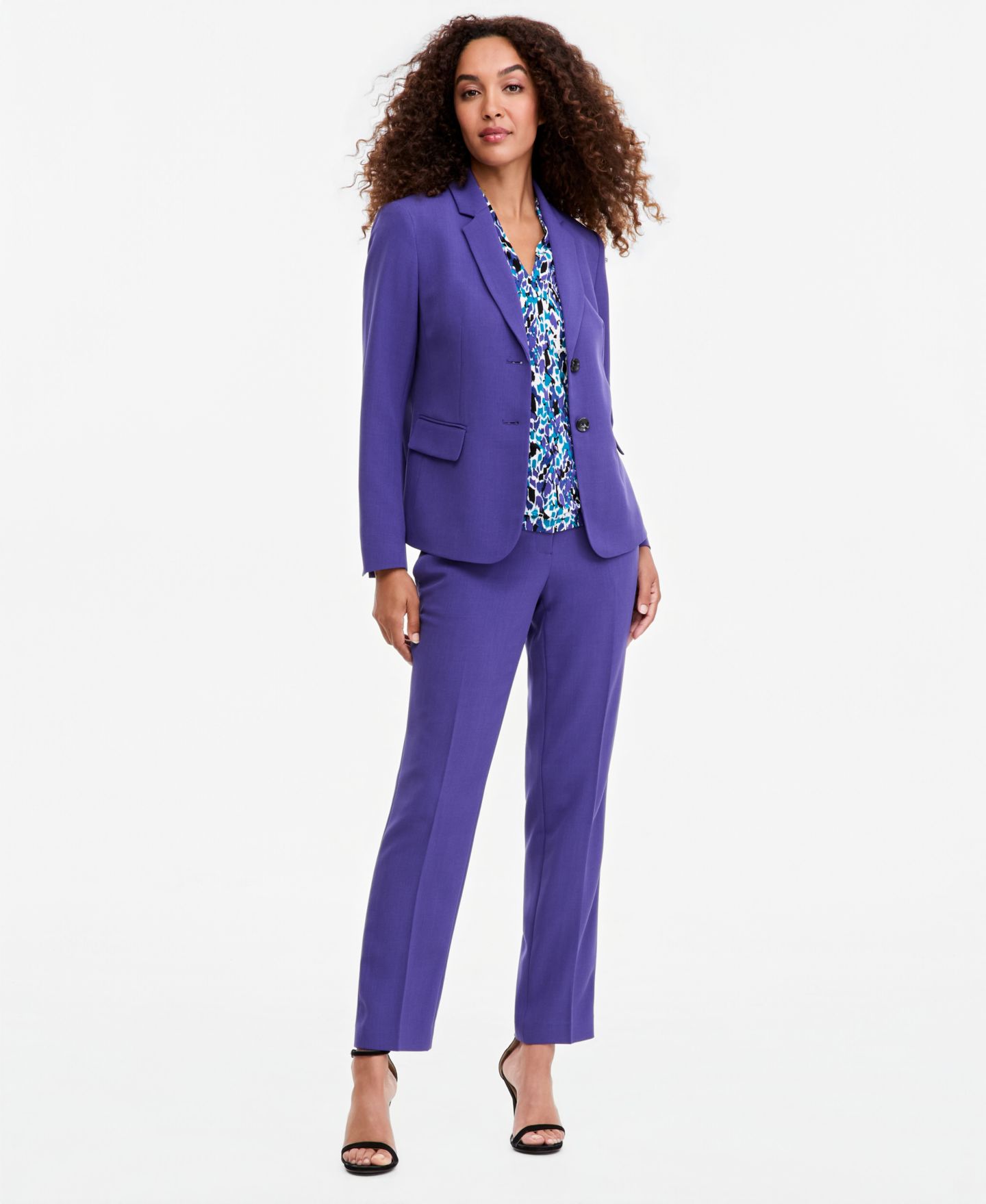 Женские комплекты Kasper Notch-Collar Button-Front Jacket, Printed Funnel-Neck Extended-Shoulder Top & Ava Mid-Rise Straight-Leg Crepe Pants, цвет: Бирюзовый — фото 1