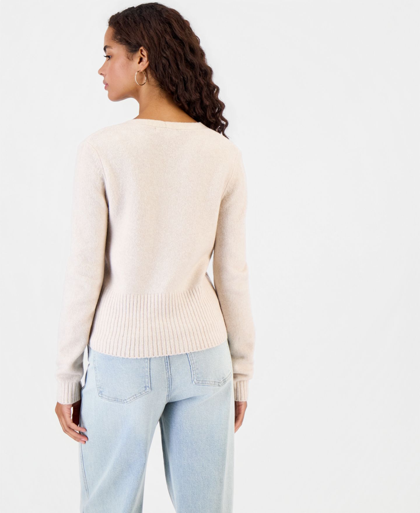 Женский свитер Hooked Up by IOT Juniors' Surplice Long-Sleeve V-Neck Wrap, цвет: Овсяное молоко — фото 3