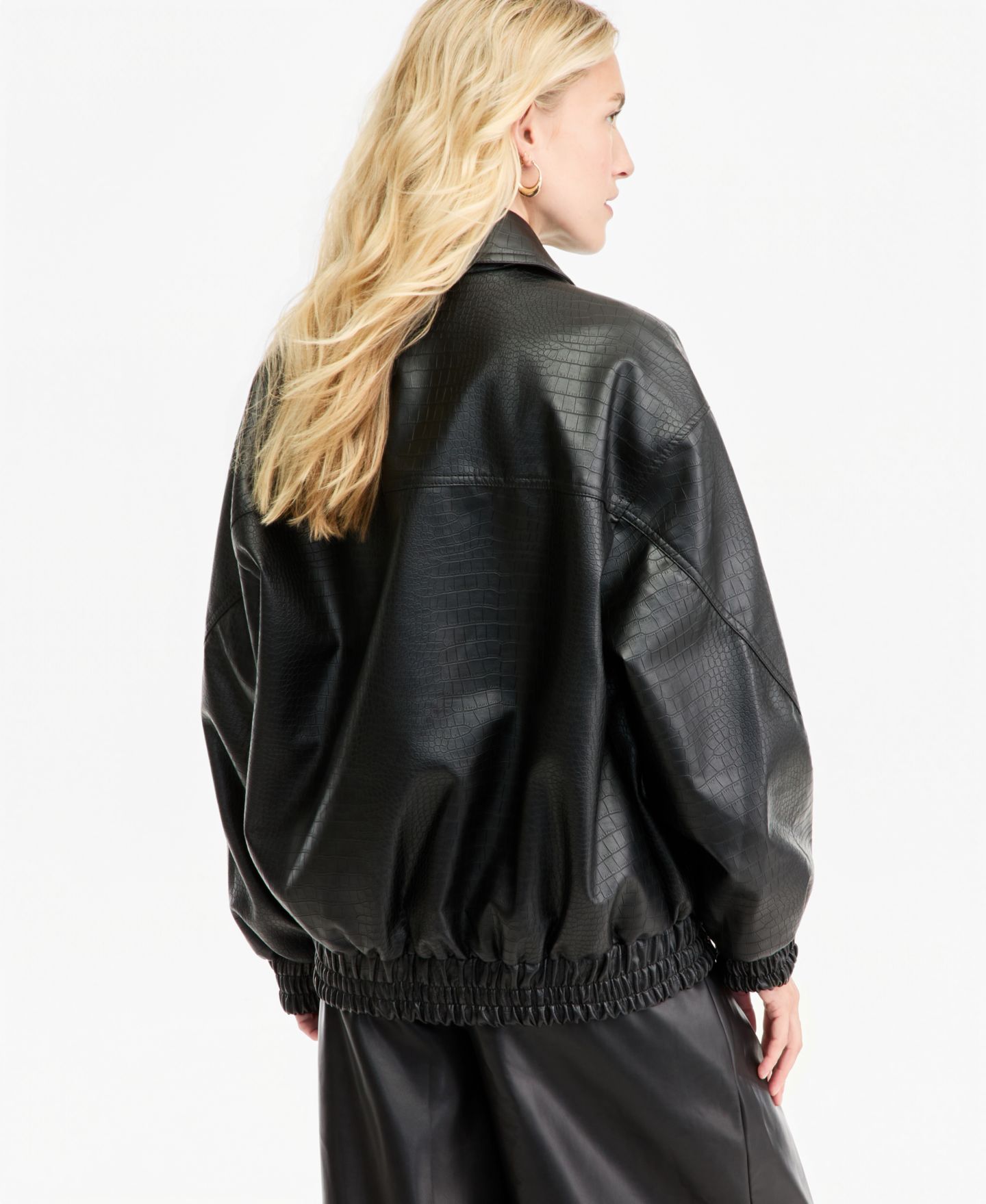 Женская куртка Bar III Croc-Embossed Faux-Leather Oversized Bomber, цвет: Чёрный — фото 4