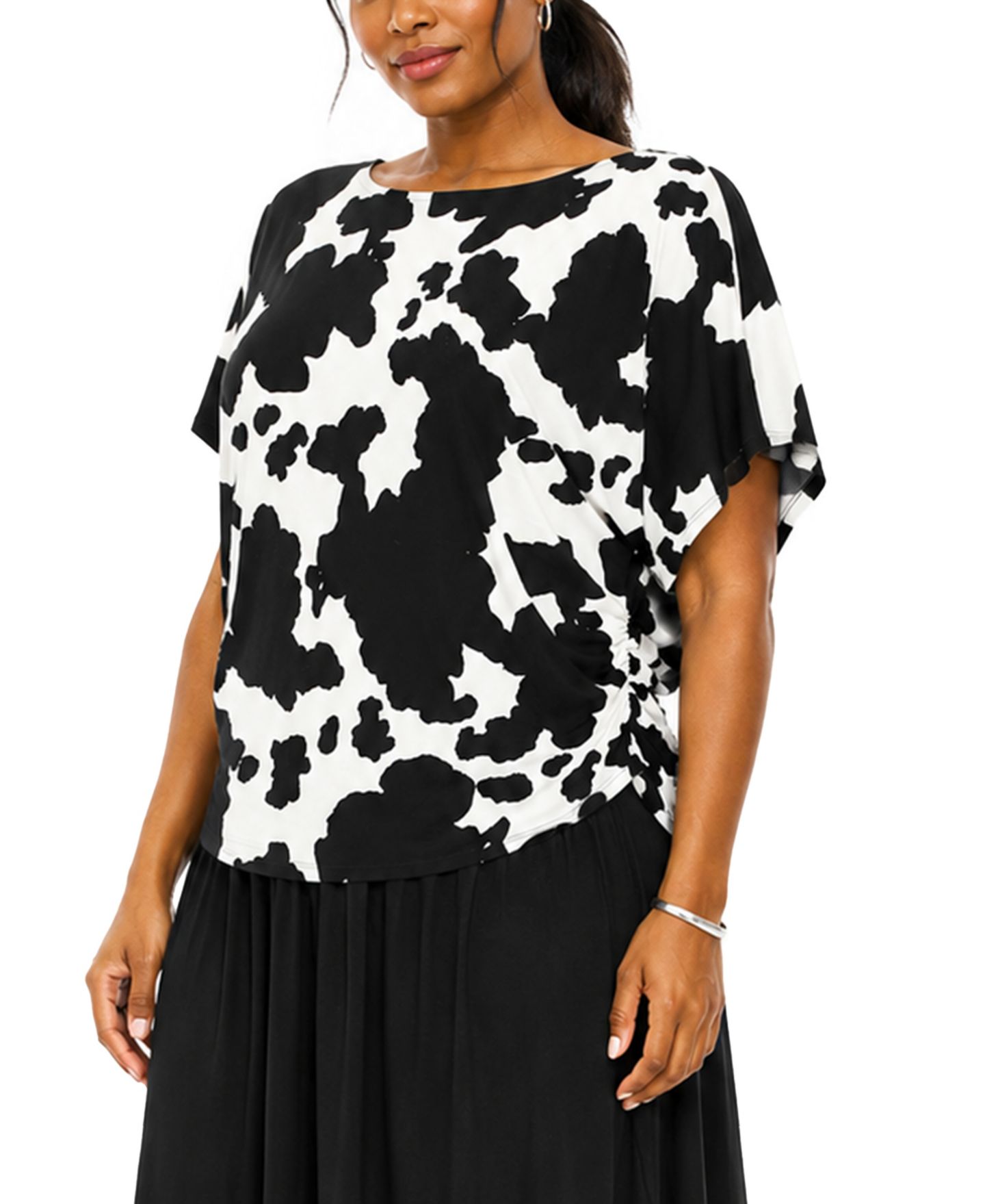 Женский топ COIN 1804 Plus Size Cow Print Batwing Short-Sleeve Side-Ruched Boat Neck, цвет: Слоновая кость чёрный — фото 3