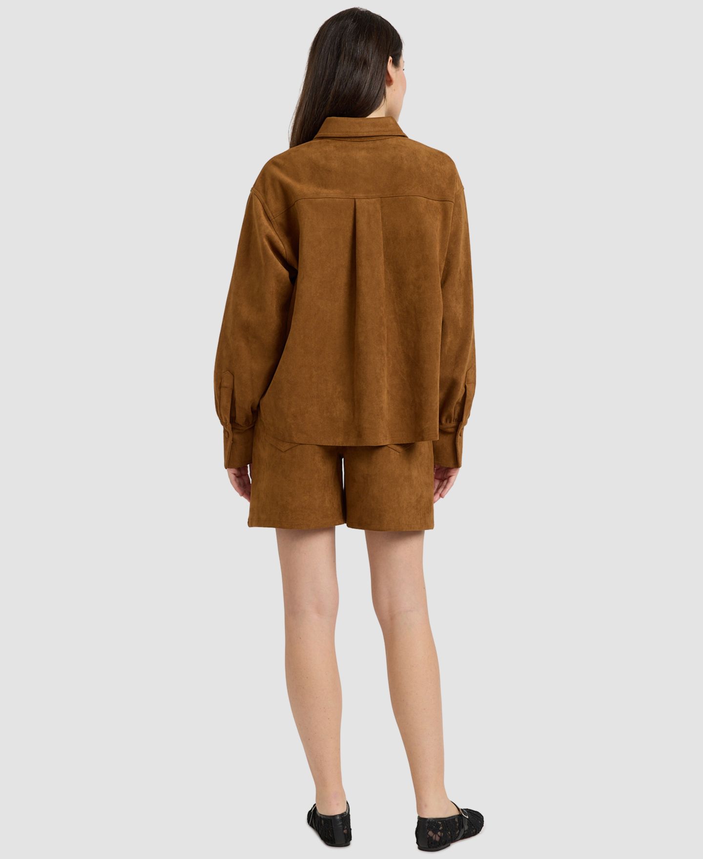 Женские шорты En Saison Yumi Suede Mid-Rise Pleated Shorts, 6-1/4" Inseam, цвет: Коричневый — фото 5