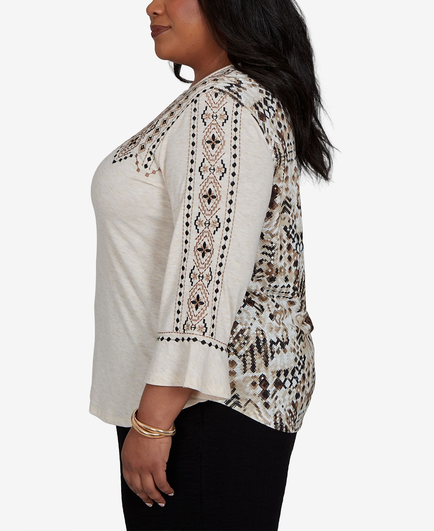 Женский топ Alfred Dunner Plus Size Travel Advisory 3/4-Sleeve Geometric-Embroidered Printed-Back, цвет: Пшеничный — фото 3