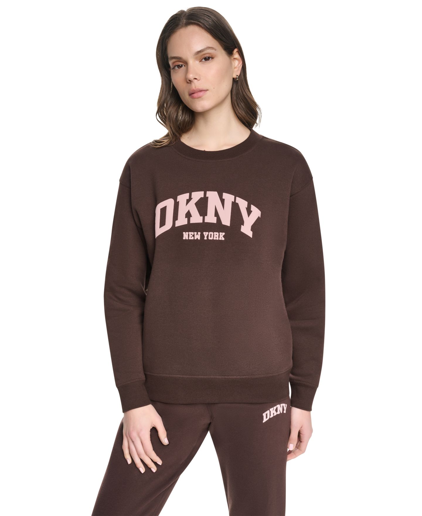 Женский свитшот DKNY Sport Varsity Puff Logo Crewneck Long-Sleeve Cotton-Blend Fleece, цвет: Тёмно-коричневый / Пудровый розовый — фото 1