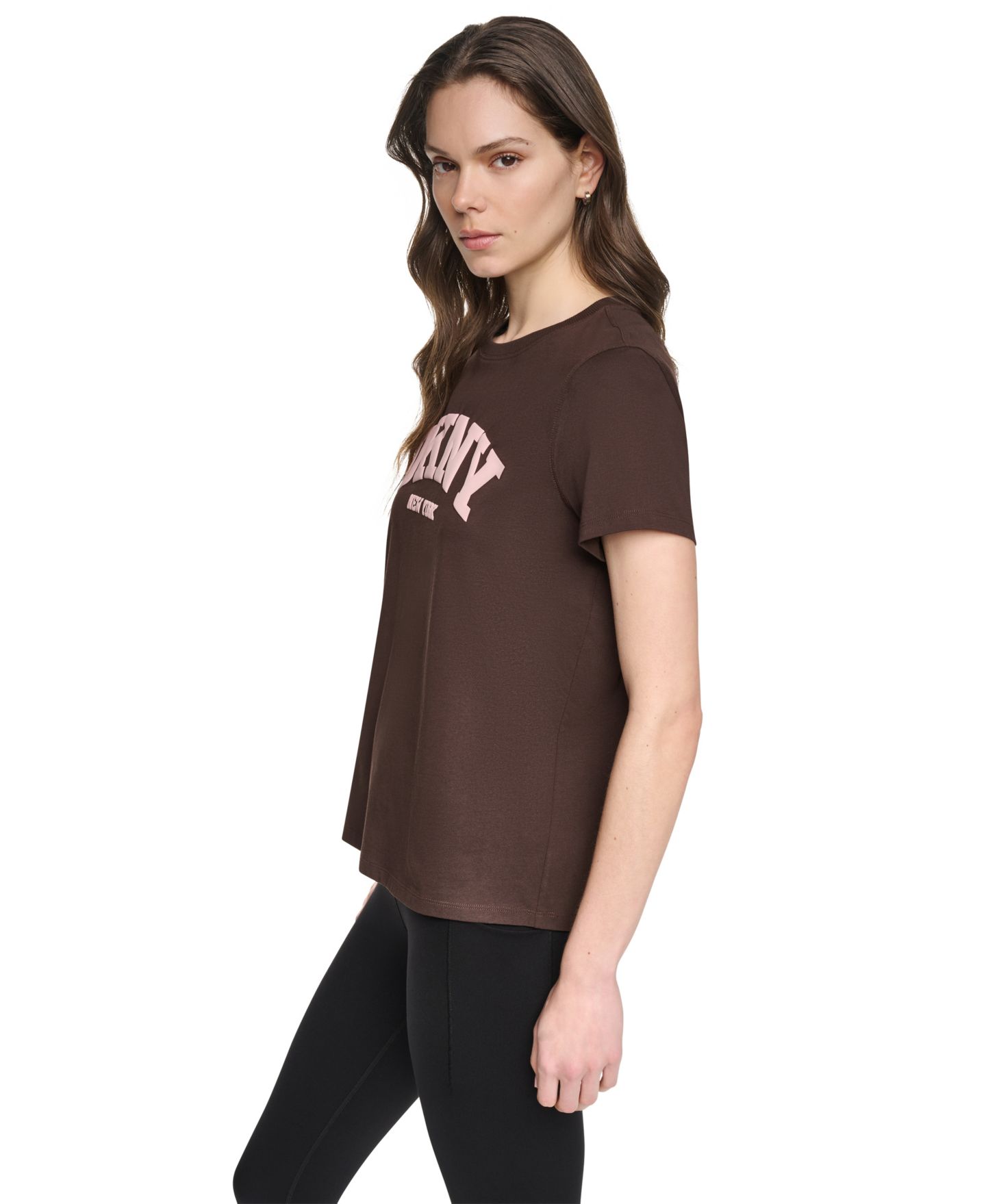 Женская футболка DKNY Sport Puff Varsity Logo Relaxed Fit Crew Neck, цвет: Тёмно-коричневый / Пудровый розовый — фото 3