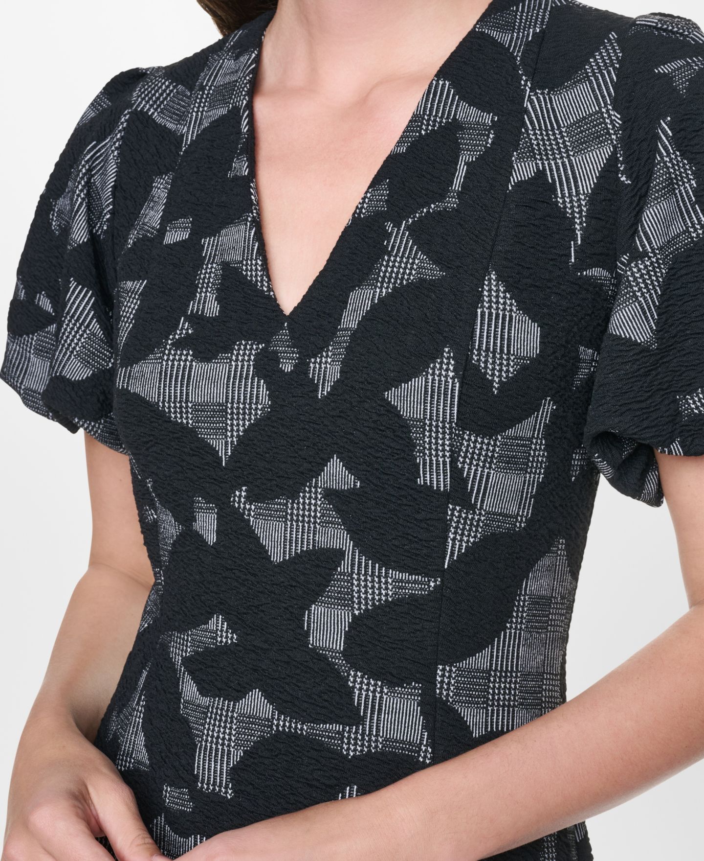 Женское платье DKNY Bubble Sleeve Fit & Flare Print, цвет: Чёрный / Кокосовый — фото 3
