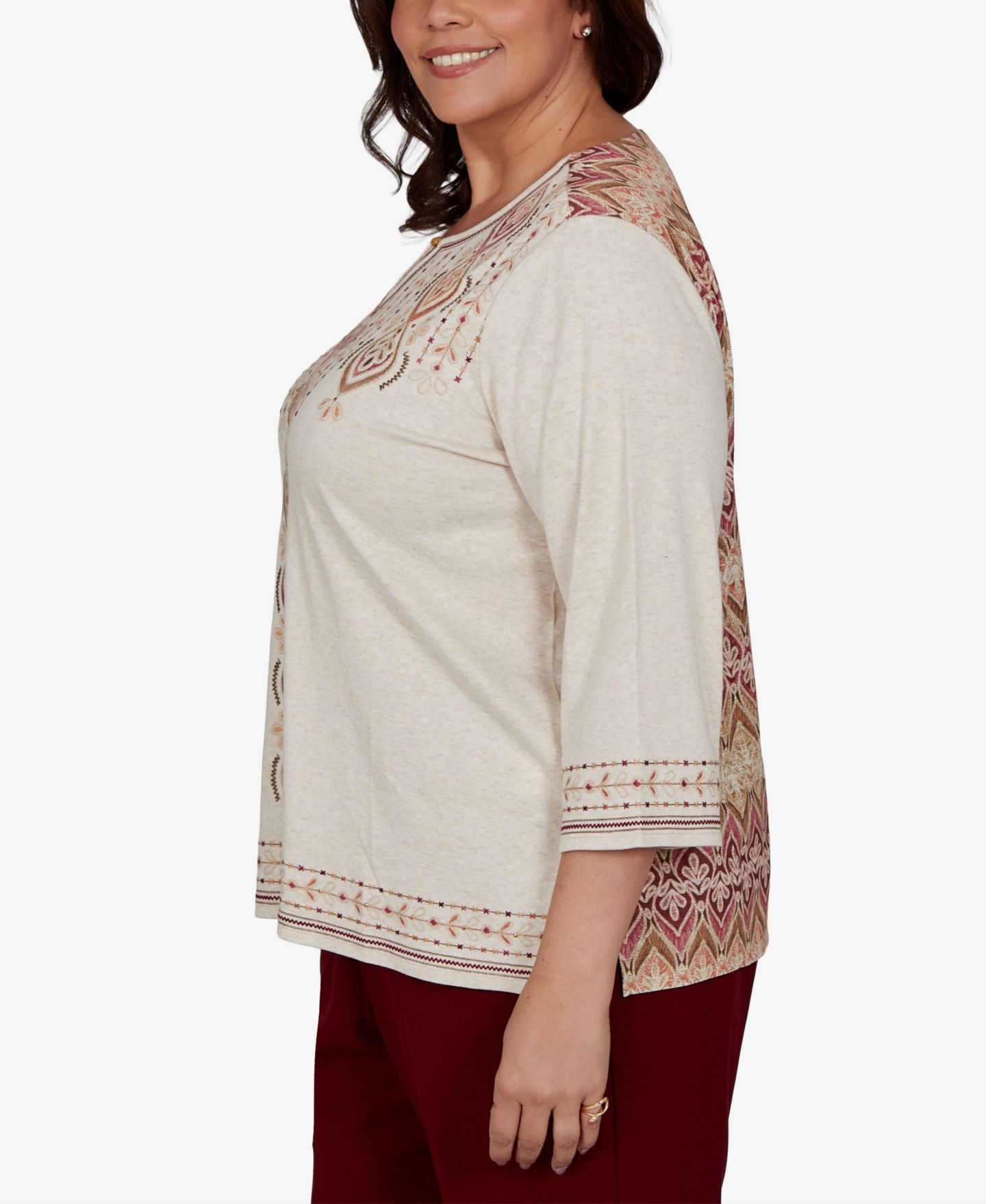 Женский топ Alfred Dunner Plus Size Embroidered Medallion Keyhole Neck 3/4-Sleeve, цвет: Овсяный — фото 3