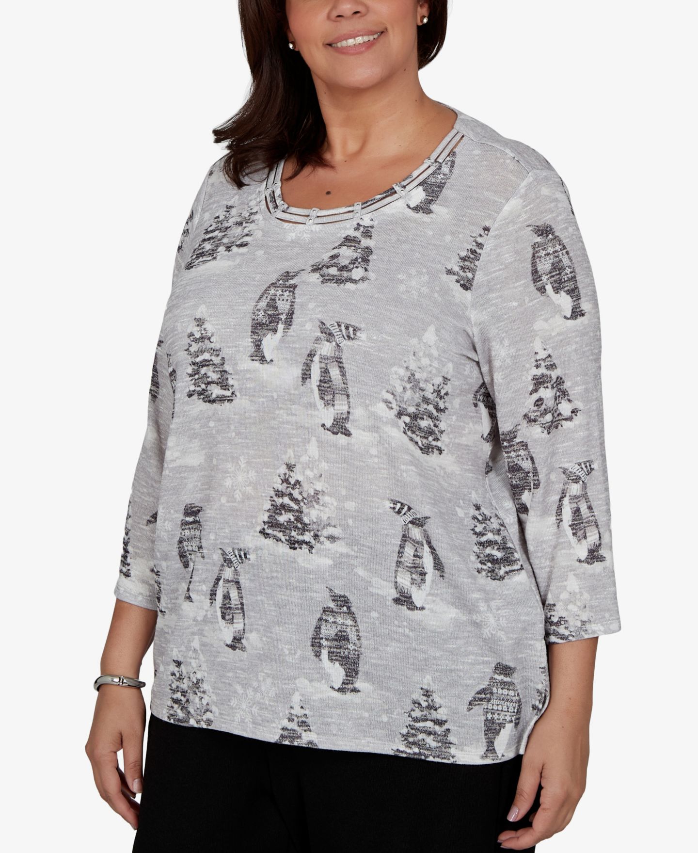 Женский топ Alfred Dunner Plus Size Classic Penguins and Trees 3/4 Sleeve Holiday Knit, цвет: Серый — фото 2