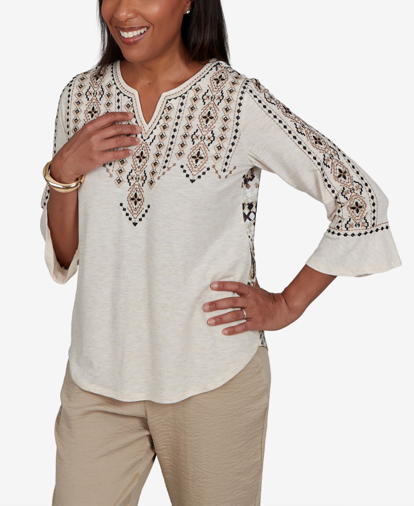 Женский топ Alfred Dunner Petite Travel Advisory Geometric-Embroidered 3/4-Sleeve Henley, цвет: Пшеничный — фото 2
