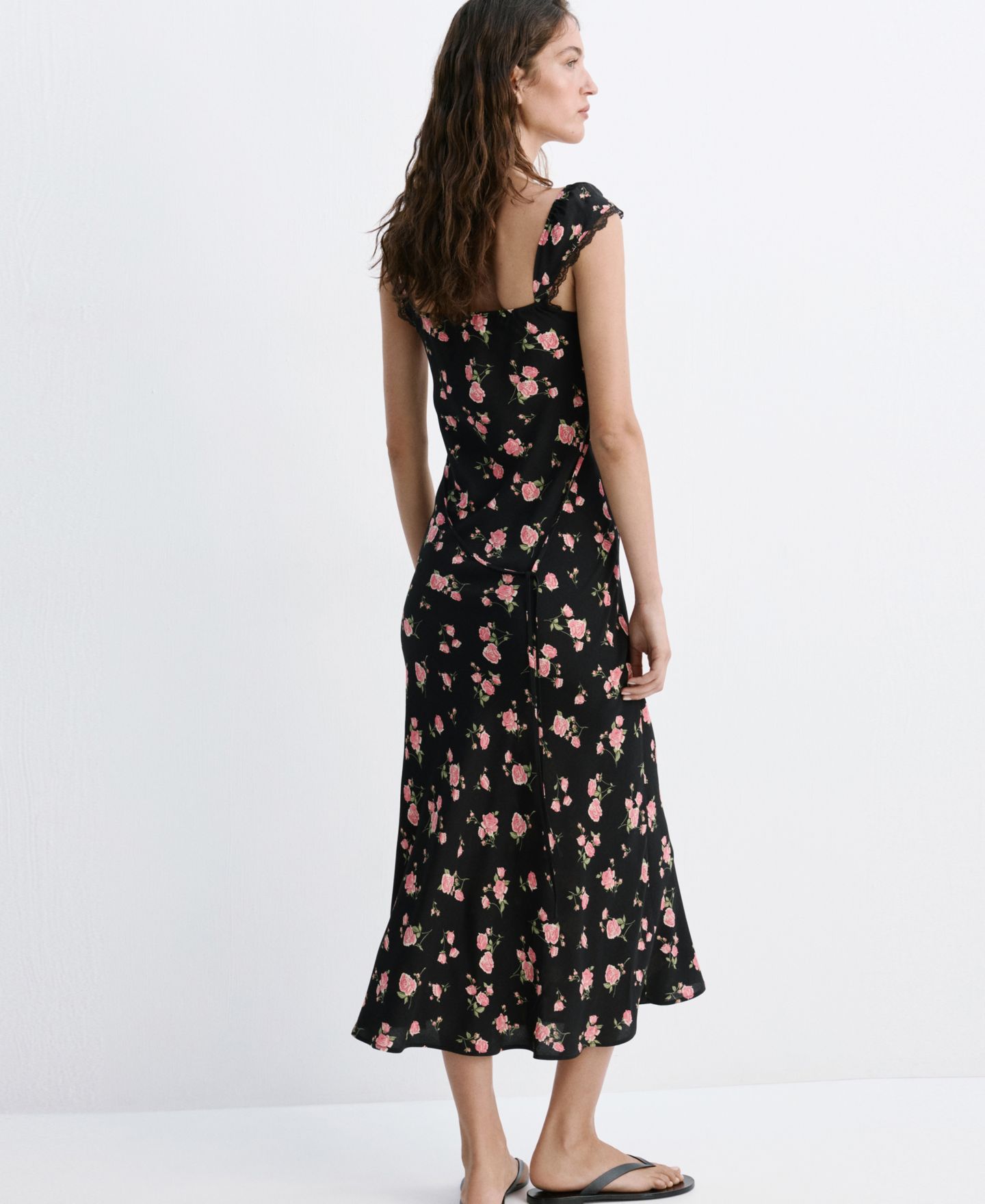 Женское платье Mango Short-Sleeve V-Neck Floral-Print Midi, цвет: Чёрный — фото 2