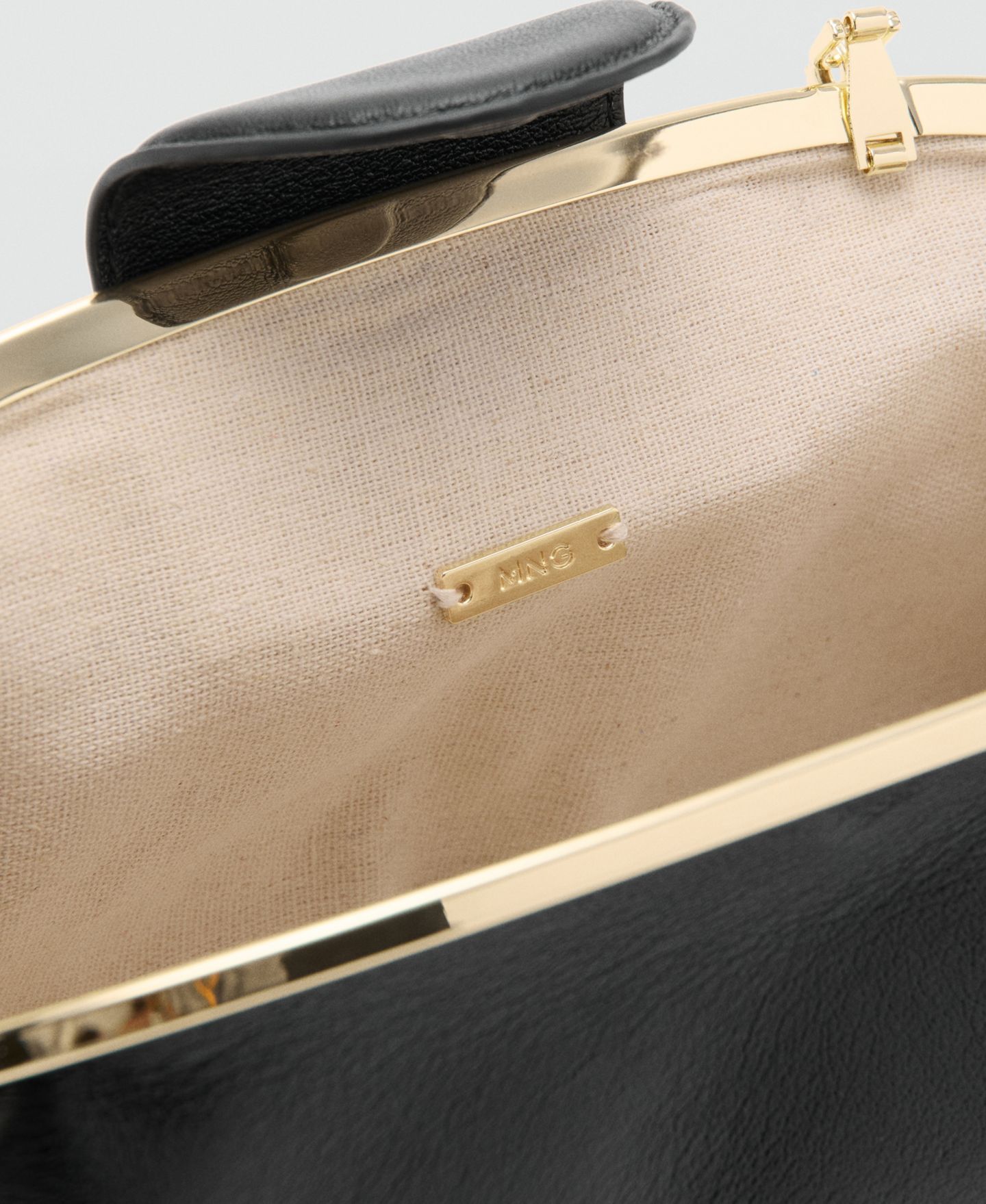 Женский клатч MANGO Metal Detail Clutch, цвет: Чёрный — фото 4