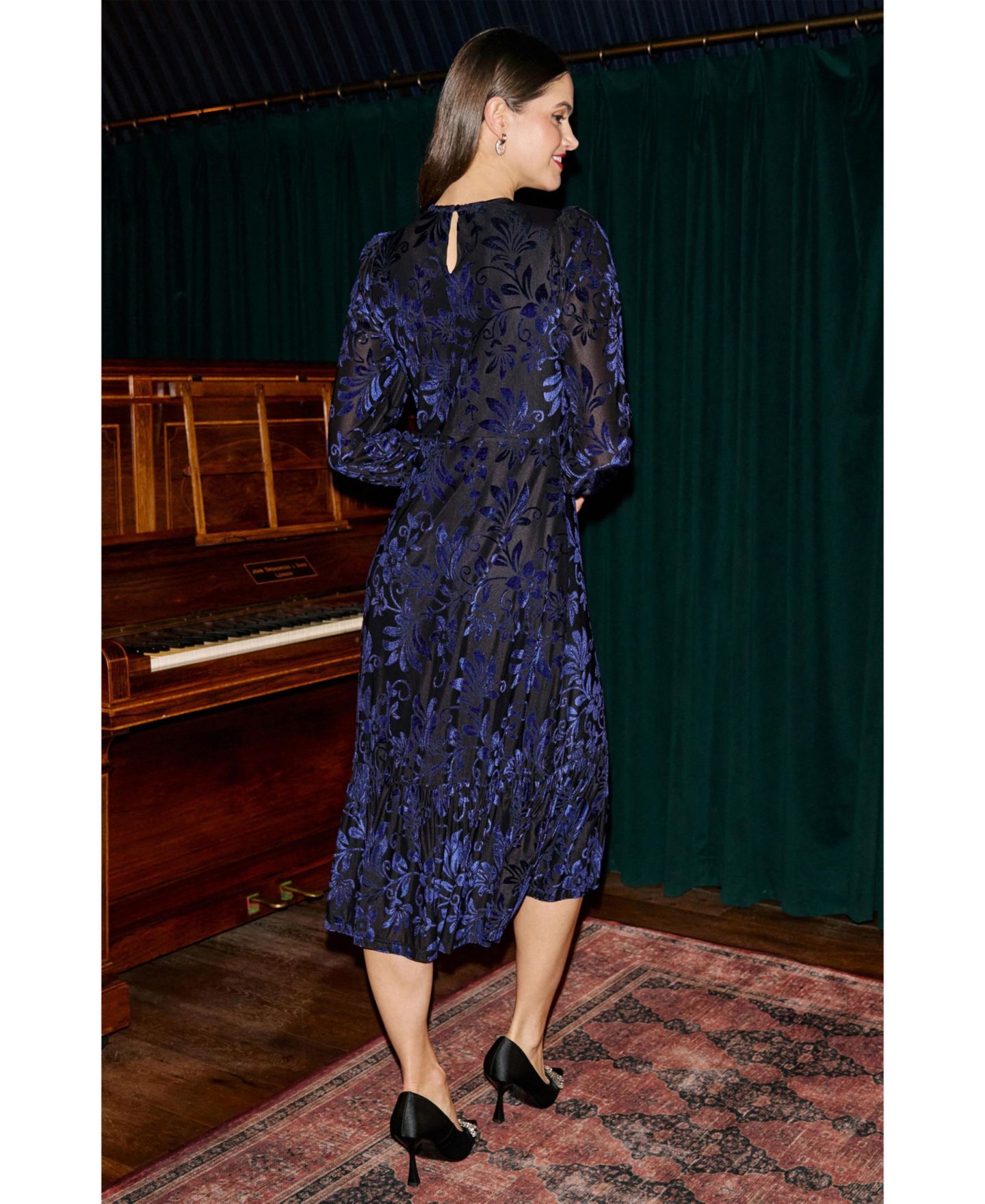 Женское платье Yumi Velvet Floral Midi, цвет: Синий — фото 4