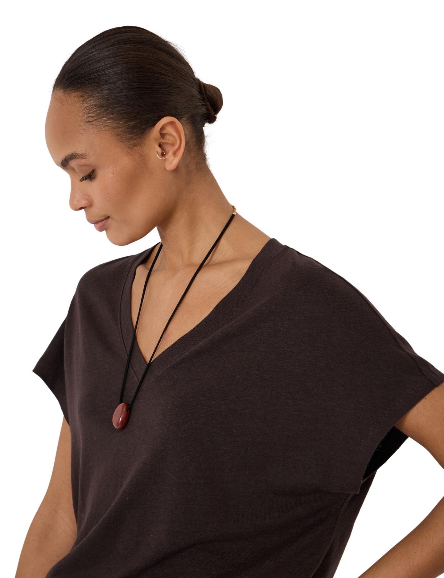 Женская футболка Hush Rosalia Linen-Blend V-Neck Short-Sleeve, цвет: Коричневый — фото 4