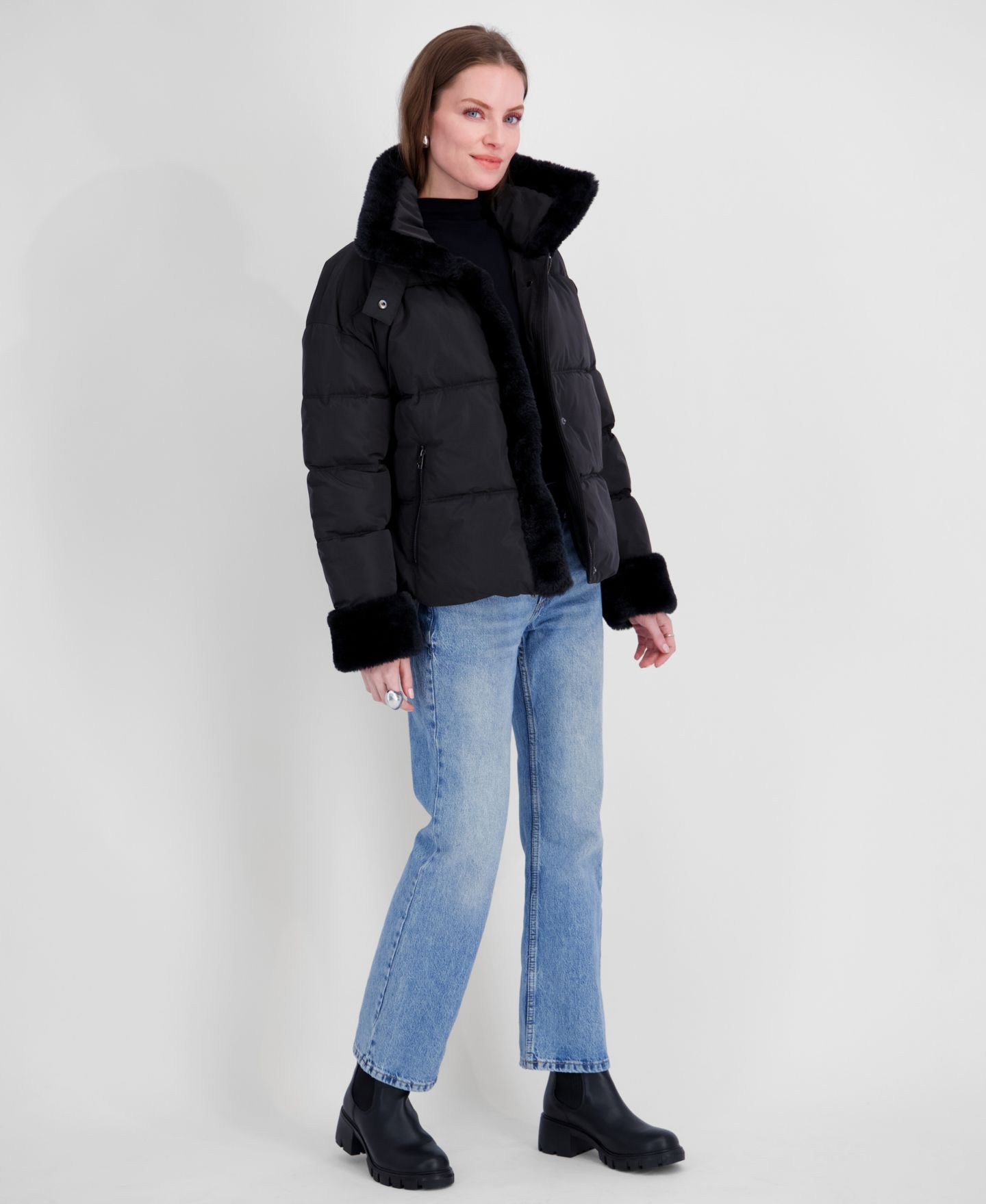 Женская куртка Tahari Water-Resistant Sherpa Cuff and Collar Short Puffer, цвет: Чёрный — фото 6