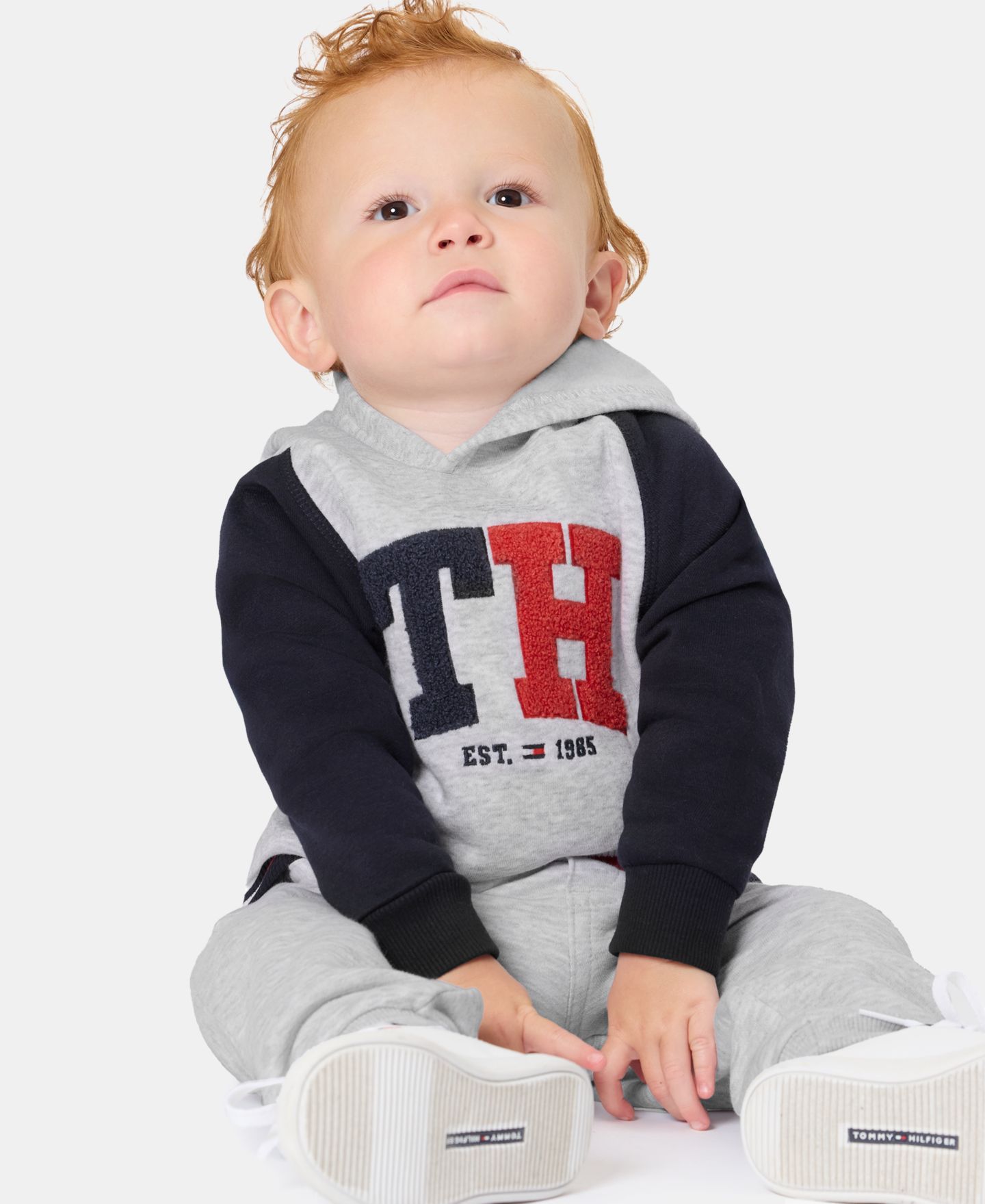 Детский комплект Tommy Hilfiger для малыша: худи с логотипом в цветных блоках и джоггеры, цвет: Серый меланжевый / Тёмно-синий — фото 2