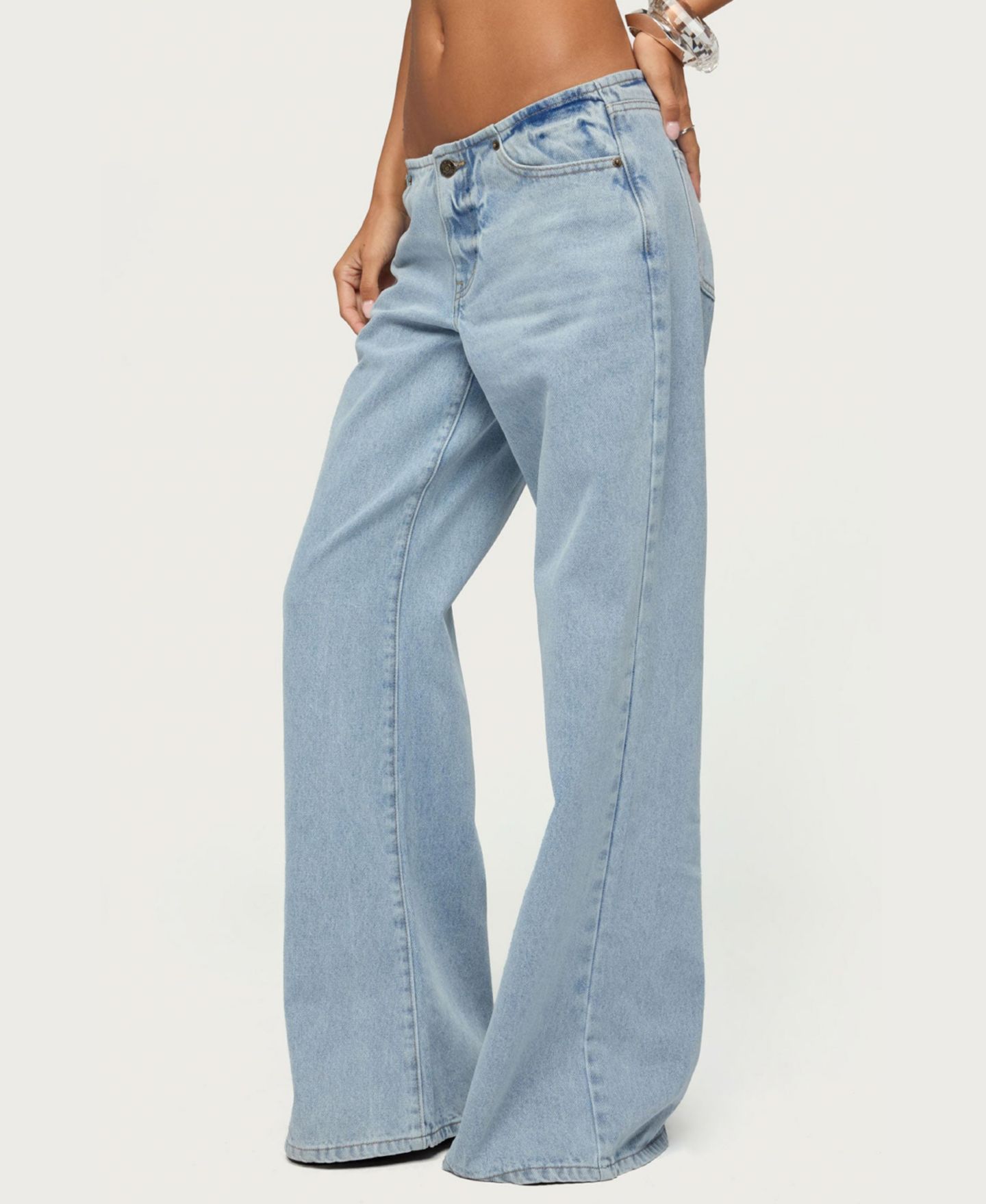 Женские джинсы Edikted Veya Low-Rise Baggy & Relaxed-Fit, цвет: Светлый синий потёртый — фото 4
