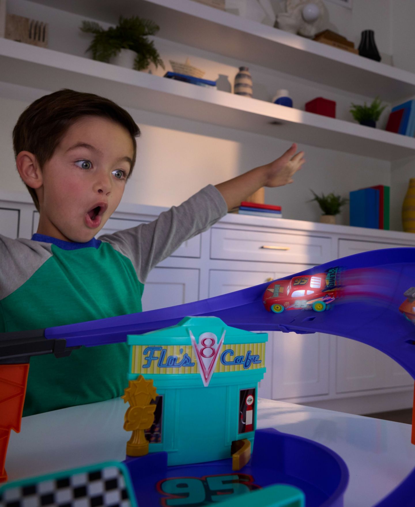 Детский игровой набор Cars Lightning McQueen Light-Up Celebration Raceway 2-Piece Playset, Ages 4+ — фото 4