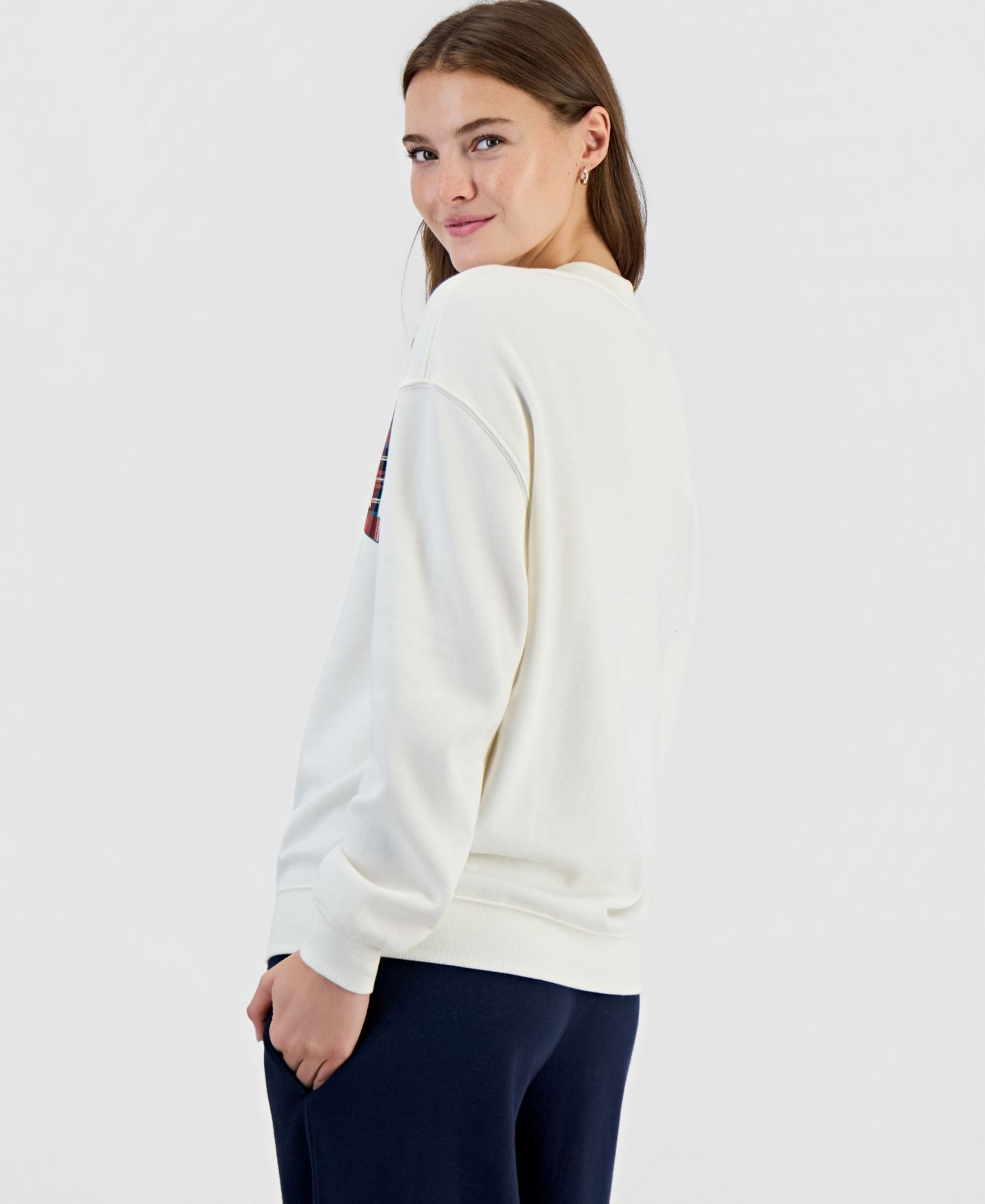 Женская толстовка Disney Winnie Mock Neck Graphic, цвет: Egret — фото 4