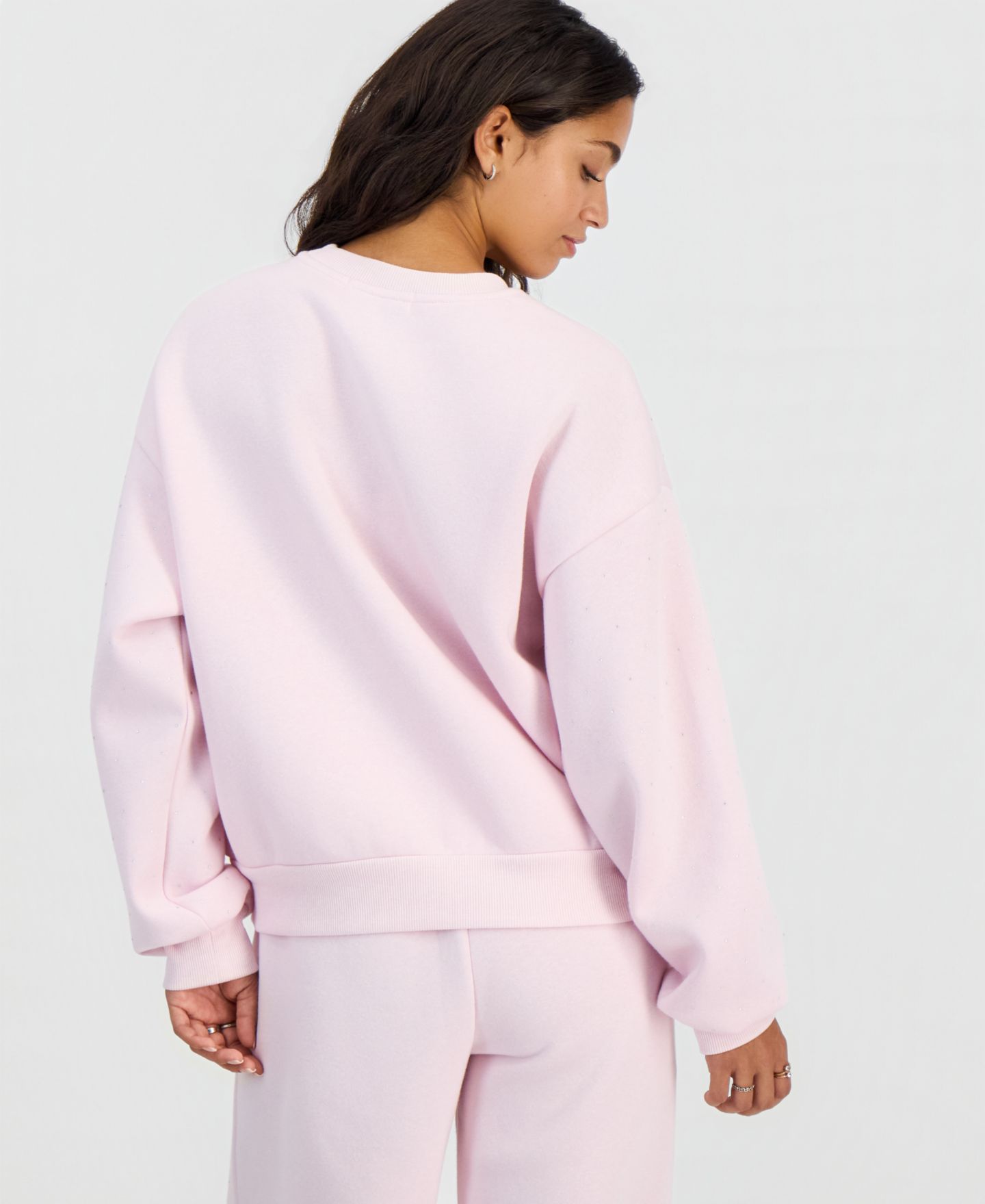 Женская толстовка Madden Girl Juniors' Embellished Fleece Crewneck, цвет: Ballet Slipper — фото 4