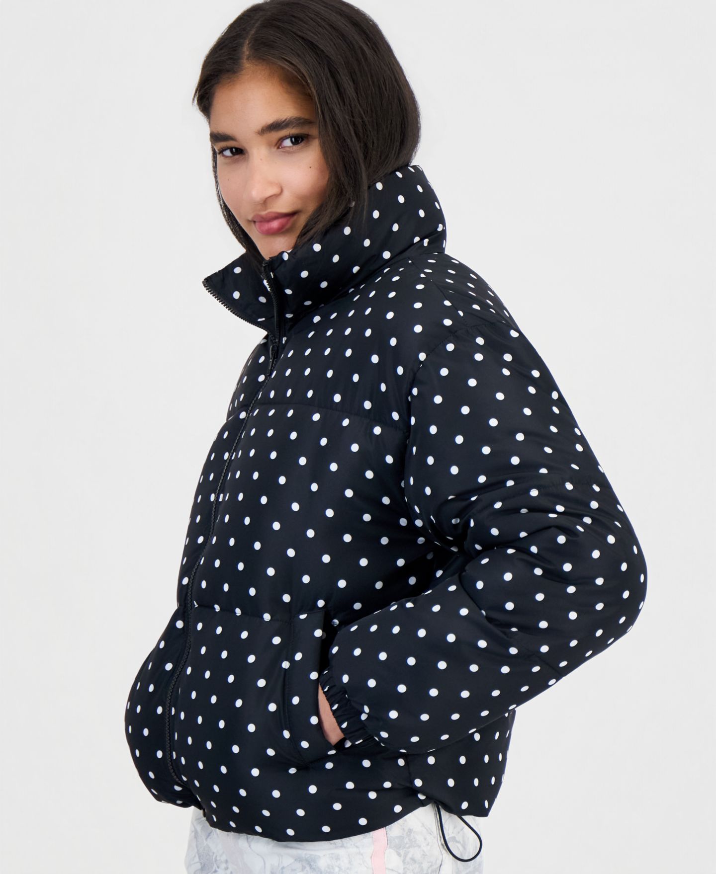 Женская куртка Madden Girl Juniors' Printed Zip-Front Puffer, цвет: Чёрный в горошек — фото 2