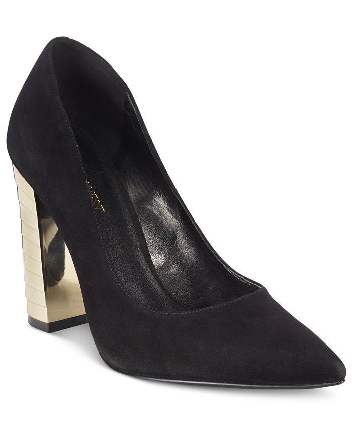 Black pump with outlet gold heel