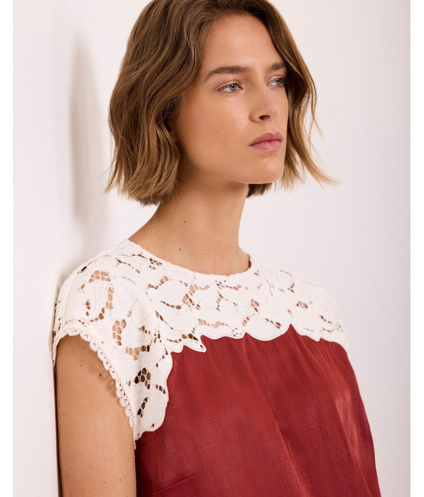 Женский топ Mint Velvet Satin Lace Cap-Sleeve, цвет: Красный — фото 3