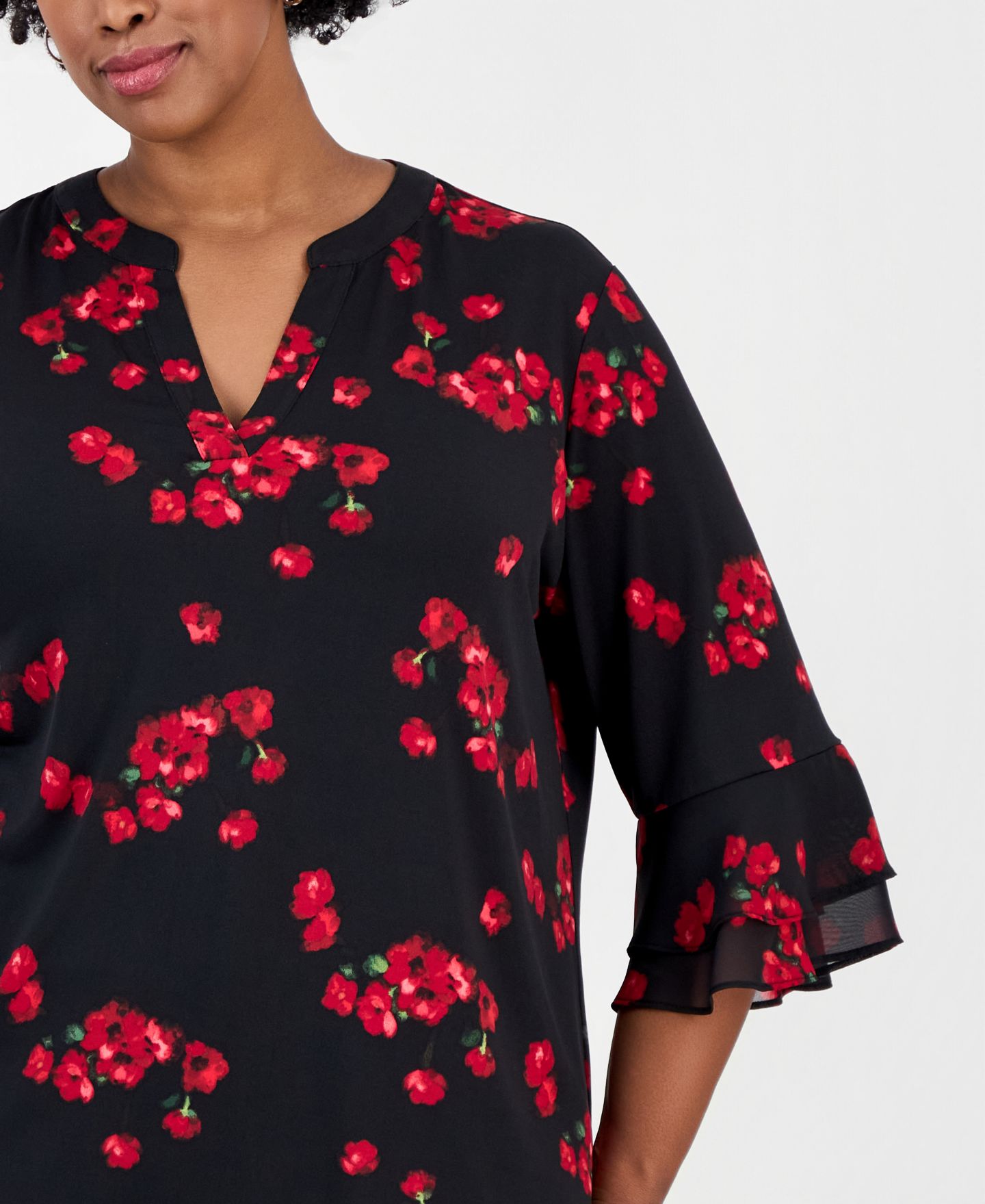 Женский топ Kasper Plus Size Flutter Split Neck Allover Floral Print Tunic, цвет: Чёрный разноцветный — фото 2