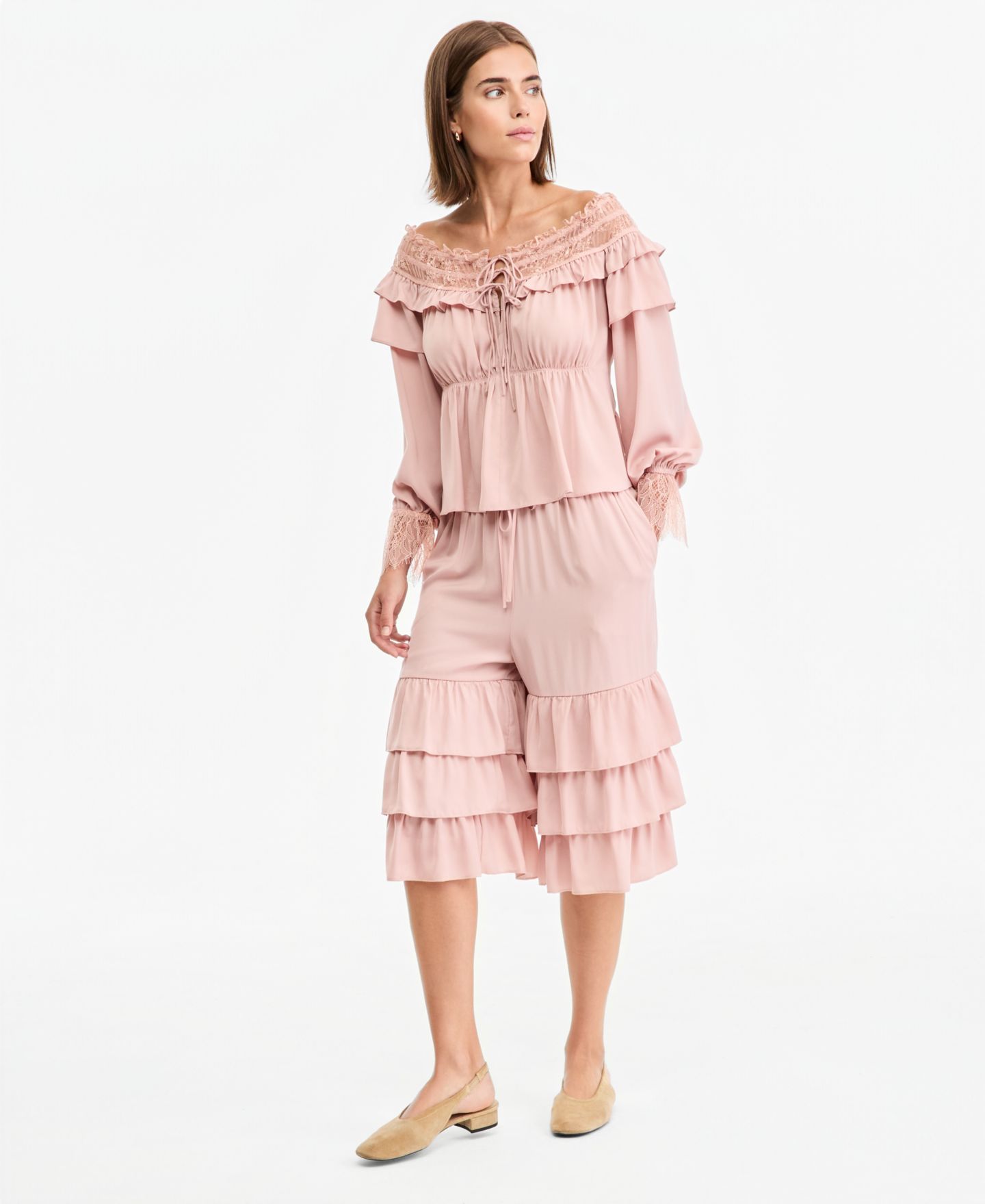 Женская блузка And Now This Petite Off-the-Shoulder Long Bell-Sleeve Ruffled-Trim Blouse, цвет: Розовый пыльный — фото 2