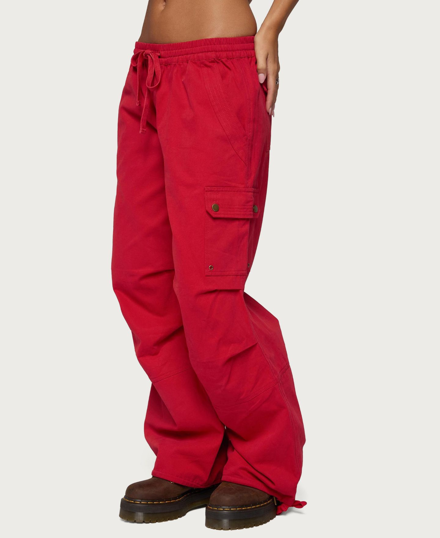 Женские брюки Edikted Paskal Cargo Wide-Leg Parachute, цвет: Красный — фото 4