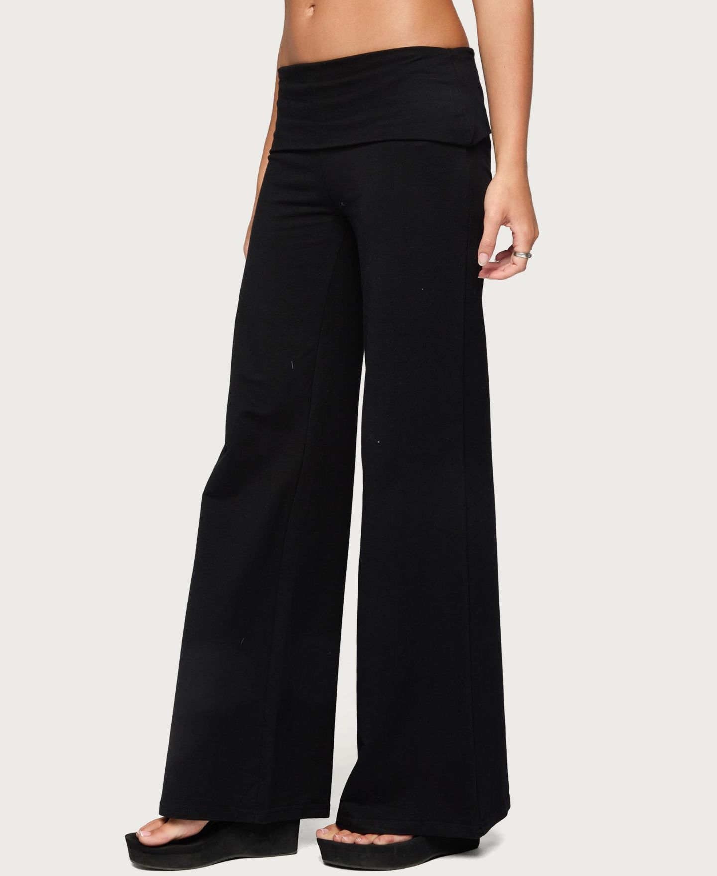 Женские брюки Edikted Angel Energy Low Rise Wide Leg Pull-On, цвет: Чёрный — фото 4