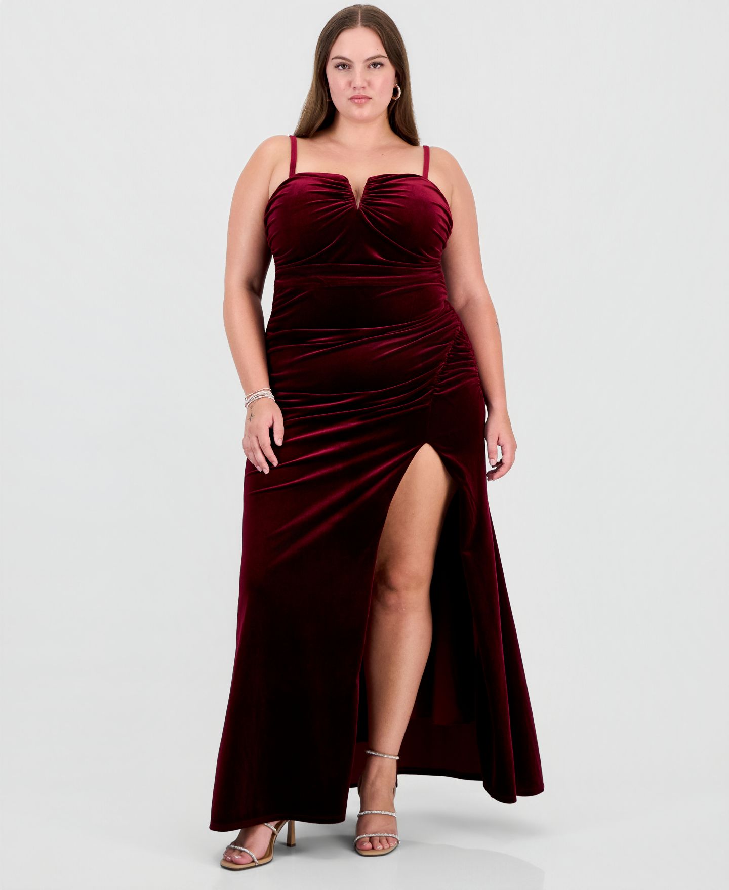 Женское платье City Studios Plus Size Velvet Ruched Sweetheart Neckline Gown, цвет: Каберне — фото 1
