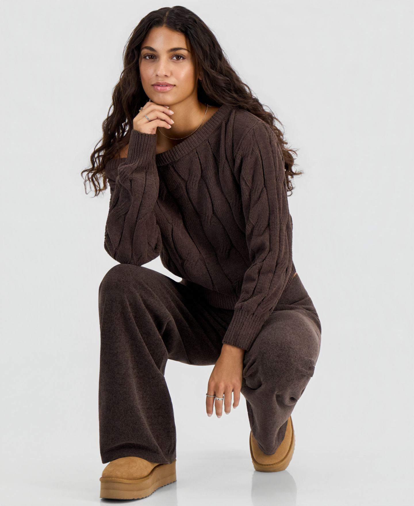 Женские комплекты Hippie Rose Juniors' Chenille Cable-Knit Off-the-Shoulder Slouchy Sweater and Pull-On Wide-Leg Pants, цвет: Ballet Slipper — фото 2