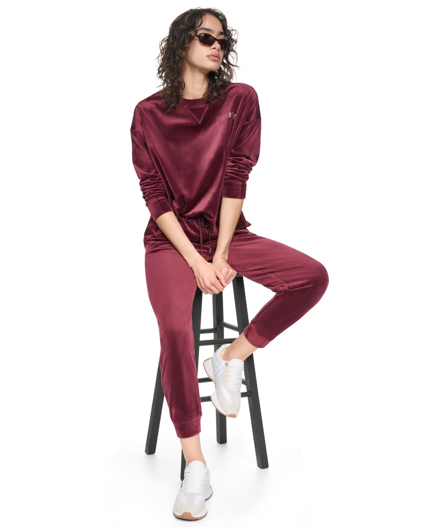 Женский свитер DKNY Sport Super-Soft Velour Relaxed-Fit High-Low Crewneck Pullover Top with Varsity Rhinestone Logo, цвет: Бордово-красный — фото 4