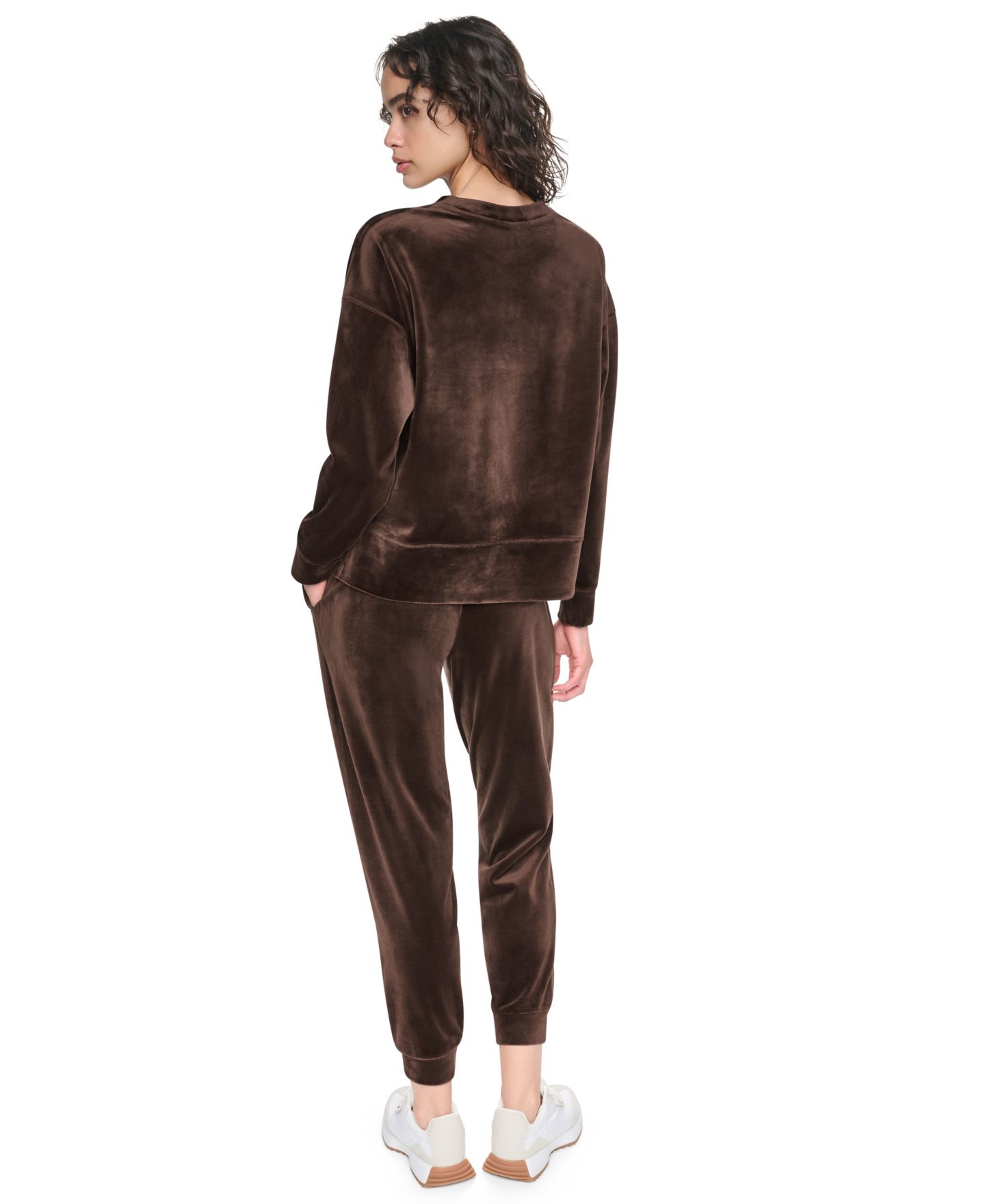 Женский свитер DKNY Sport Super-Soft Velour Relaxed-Fit High-Low Crewneck Pullover Top with Varsity Rhinestone Logo, цвет: Бордово-красный — фото 21