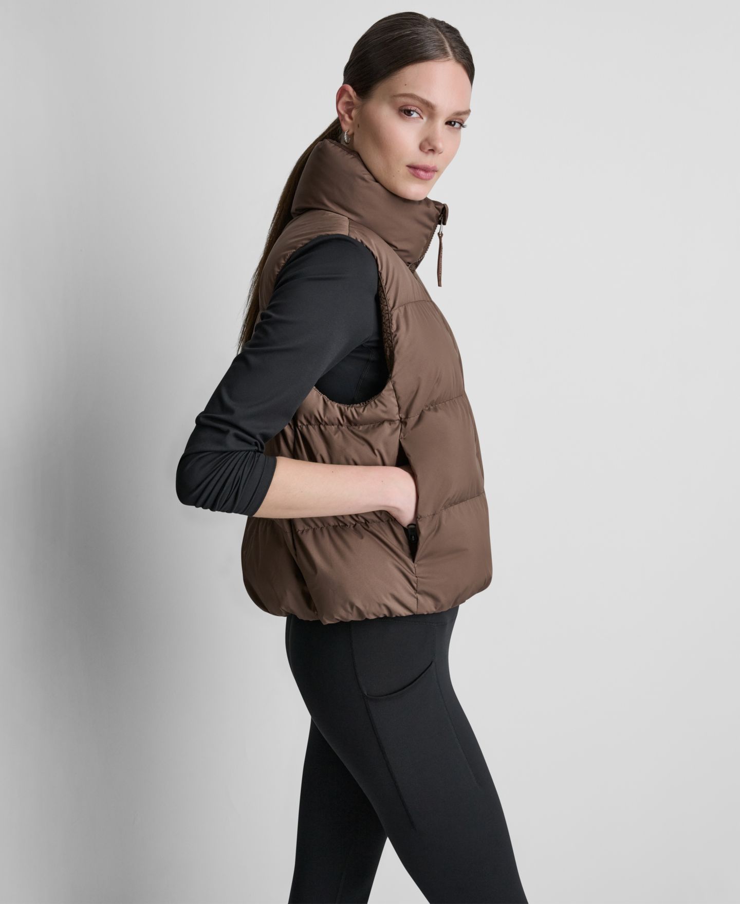 Женский жилет DKNY Sport Mock Neck Puffer Vest, цвет: Чёрный — фото 9